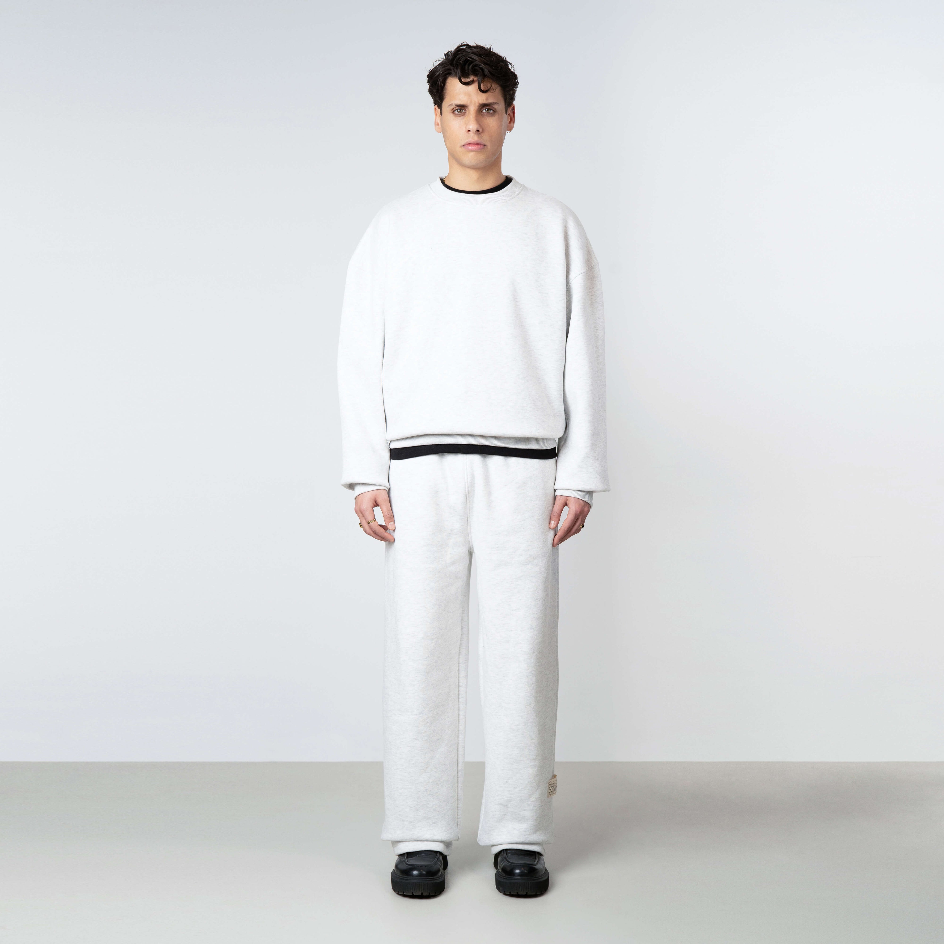 Model is 179 cm, 71 kg, and wears size M
