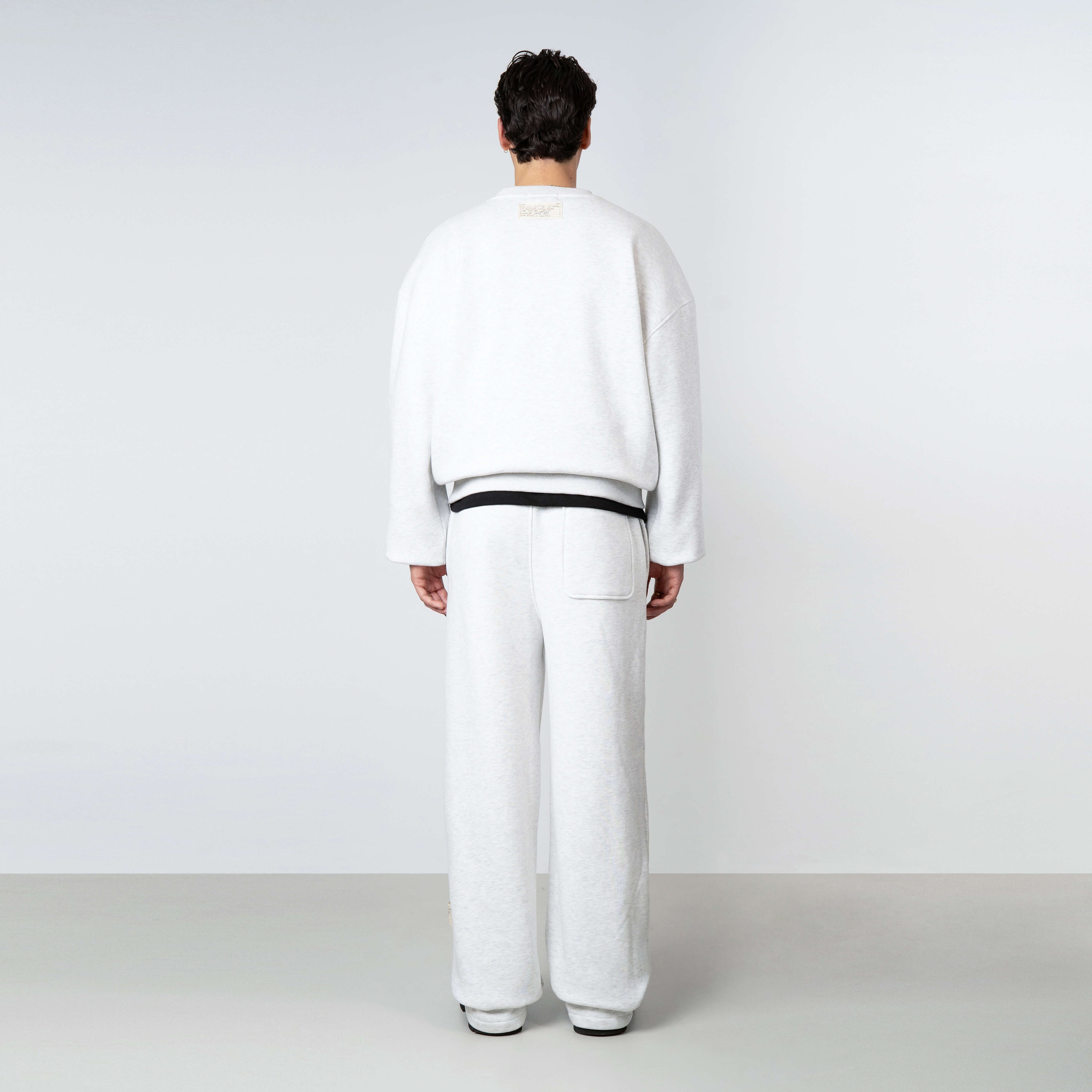 Model is 179 cm, 71 kg, and wears size M
