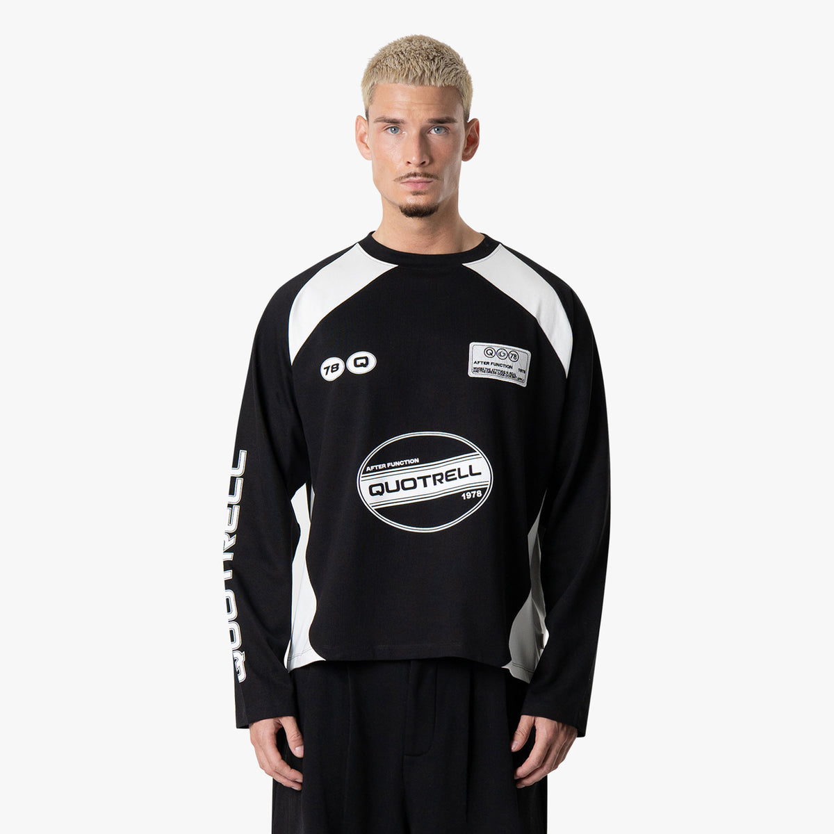 Frame Longsleeve in black and white, front view