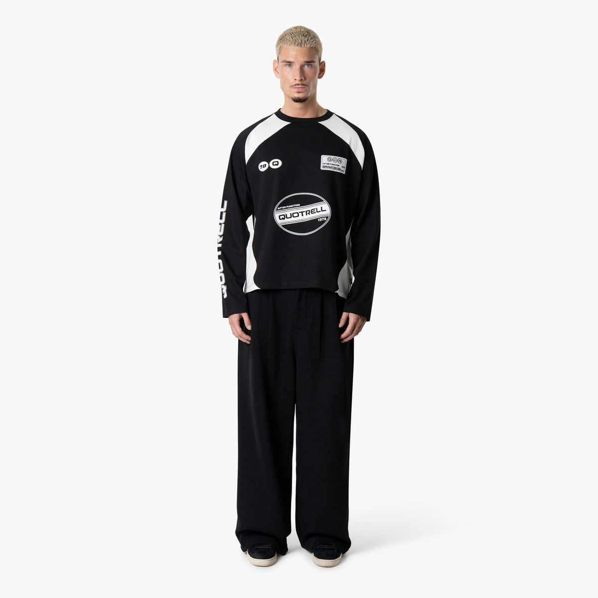 Frame Longsleeve in black and white