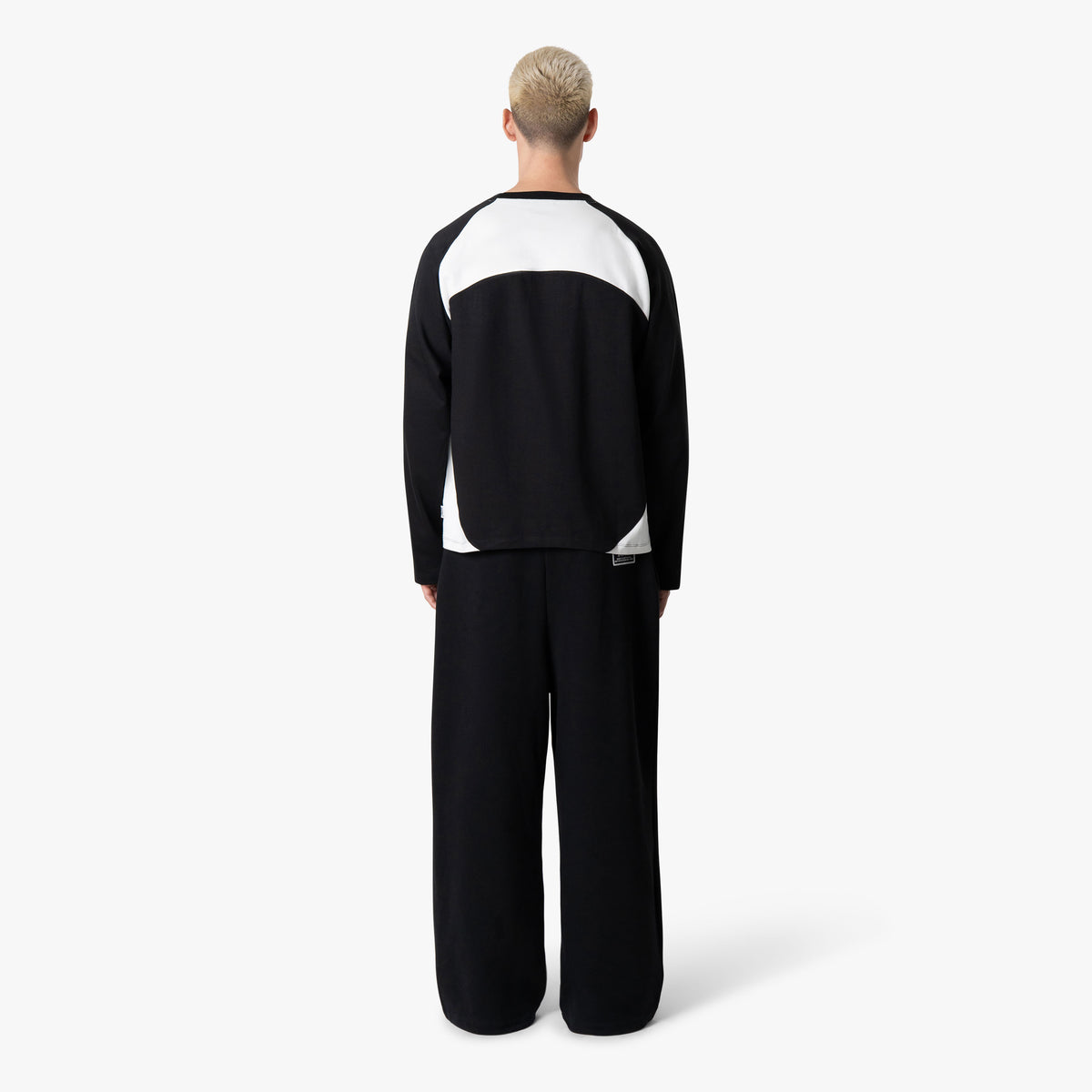 Frame Longsleeve in black and white