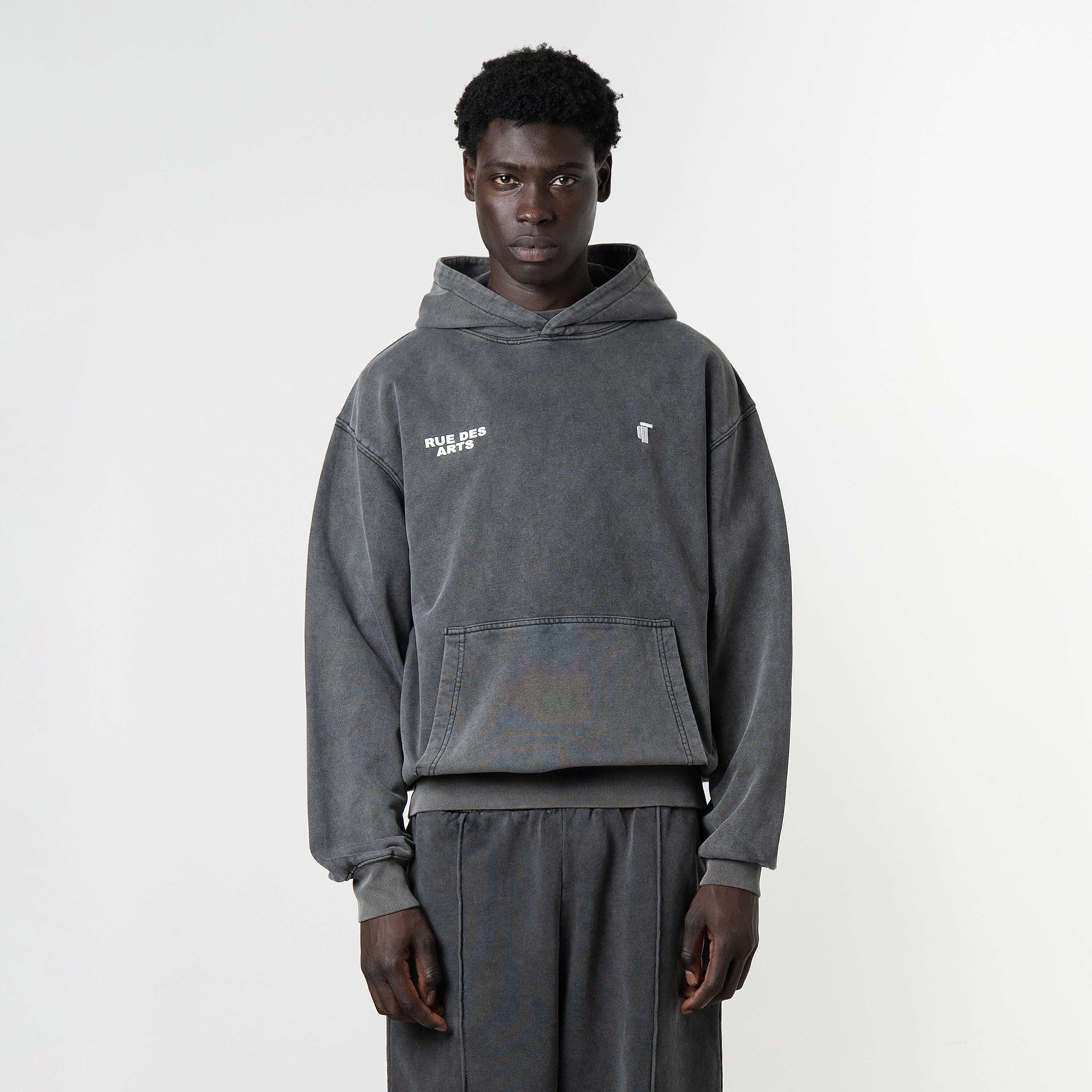 Model is 189 cm, 74kg, and wears size M