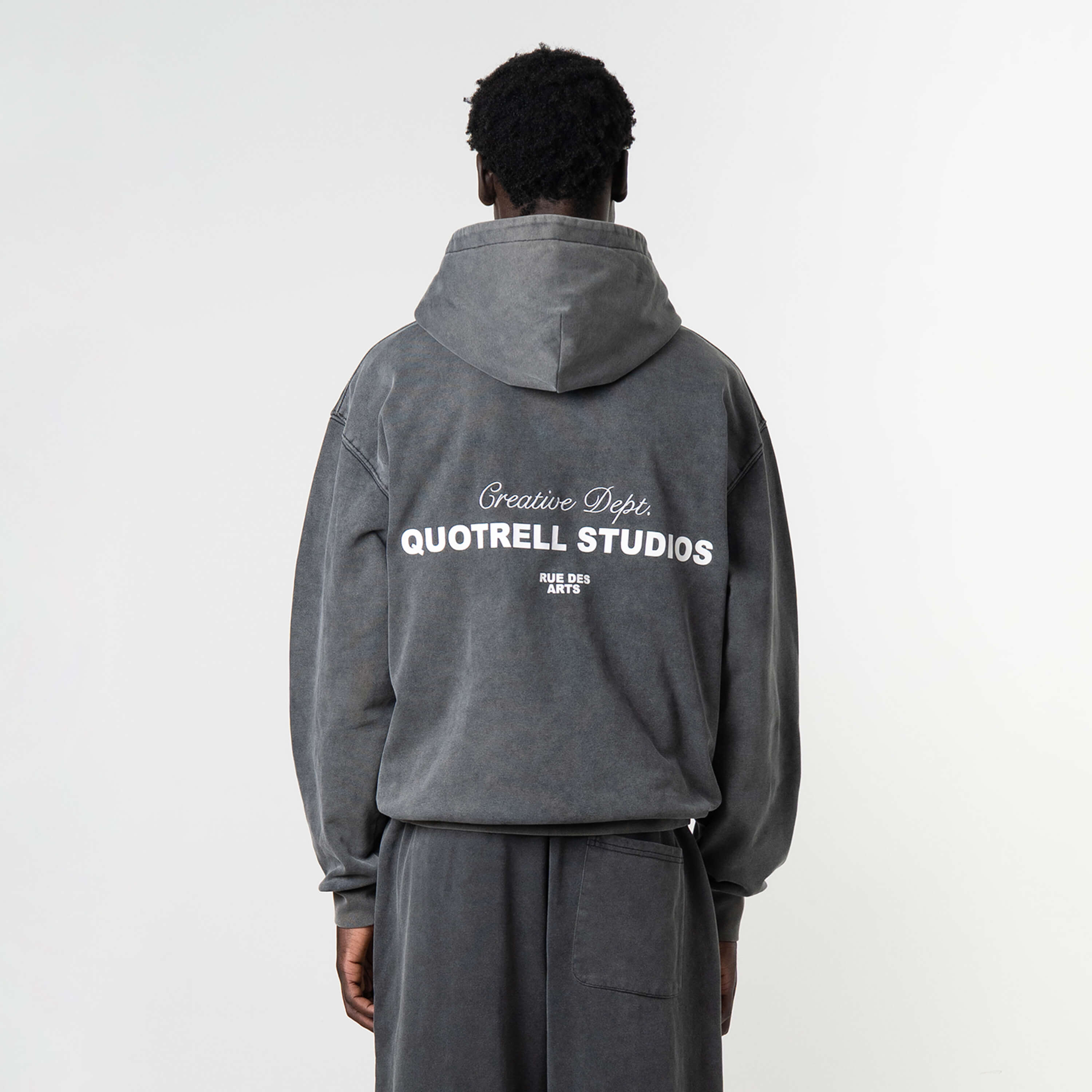 Model is 189 cm, 74kg, and wears size M