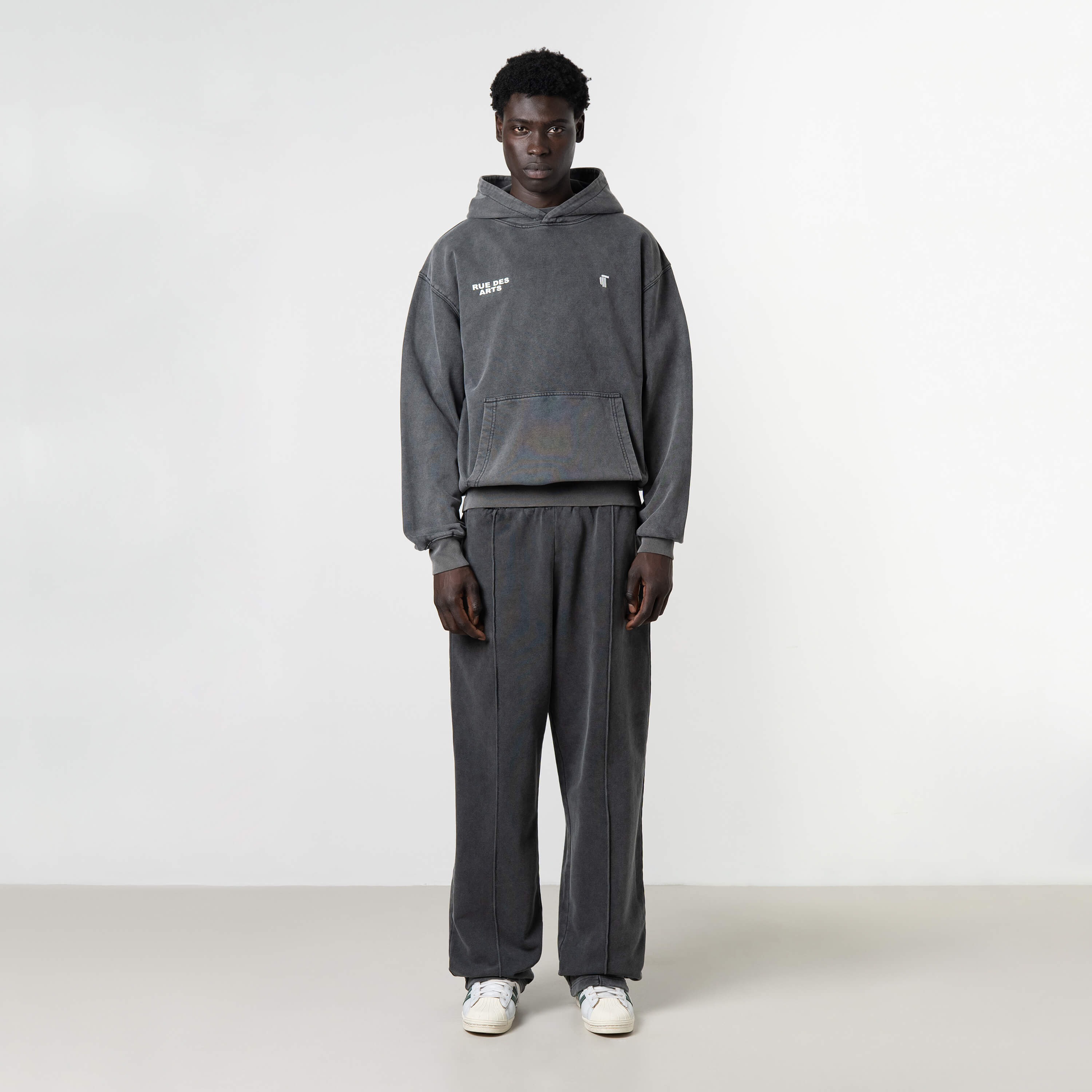 Model is 189 cm, 74kg, and wears size M