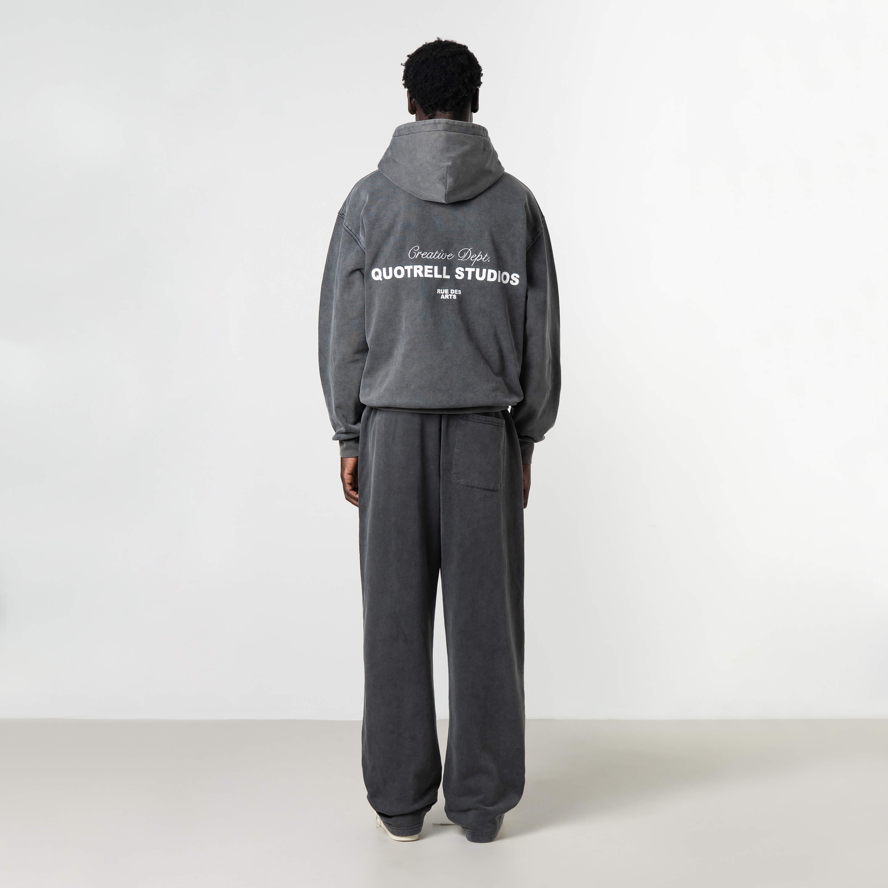 Model is 189 cm, 74kg, and wears size M