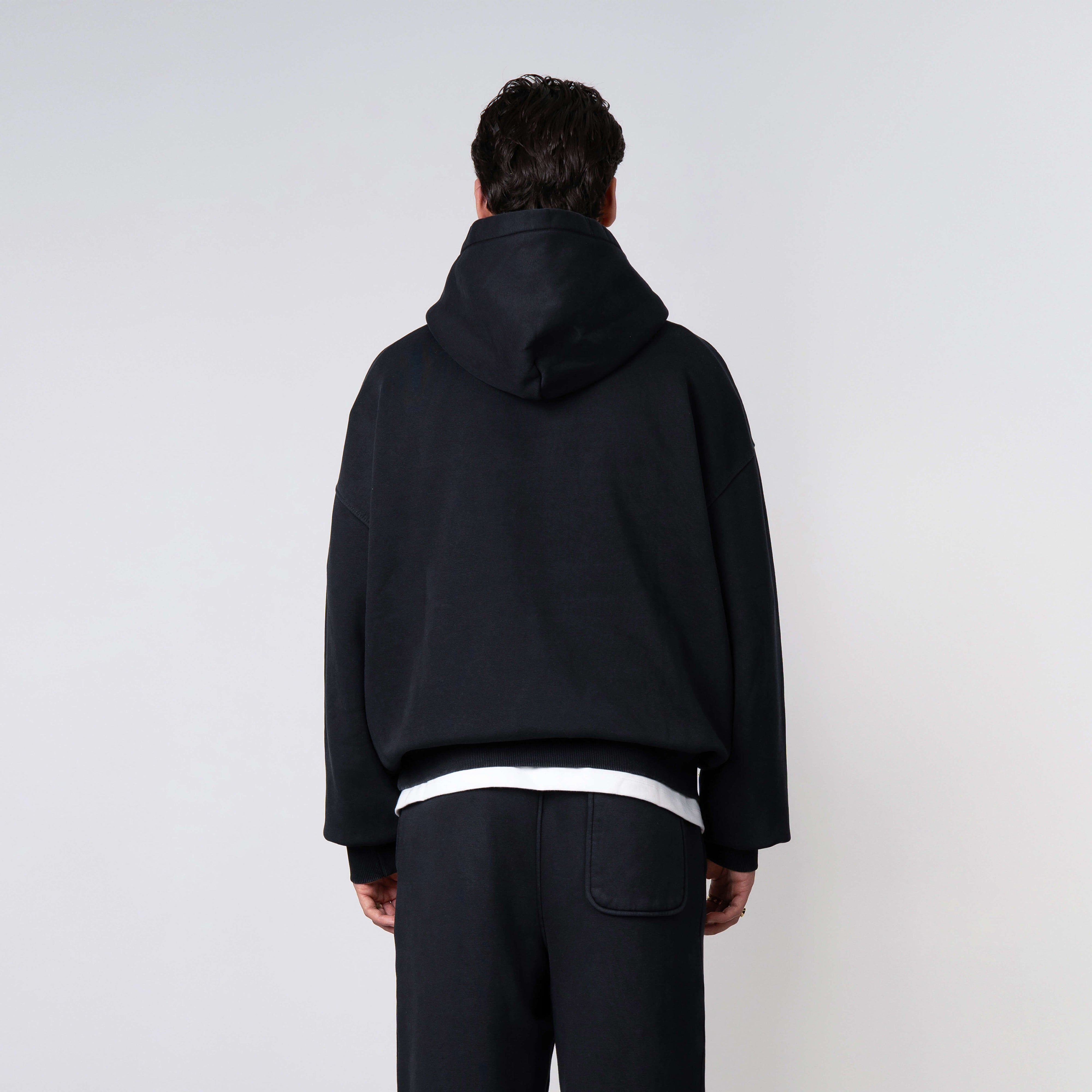 Model is 179 cm, 71 kg, and wears size M
