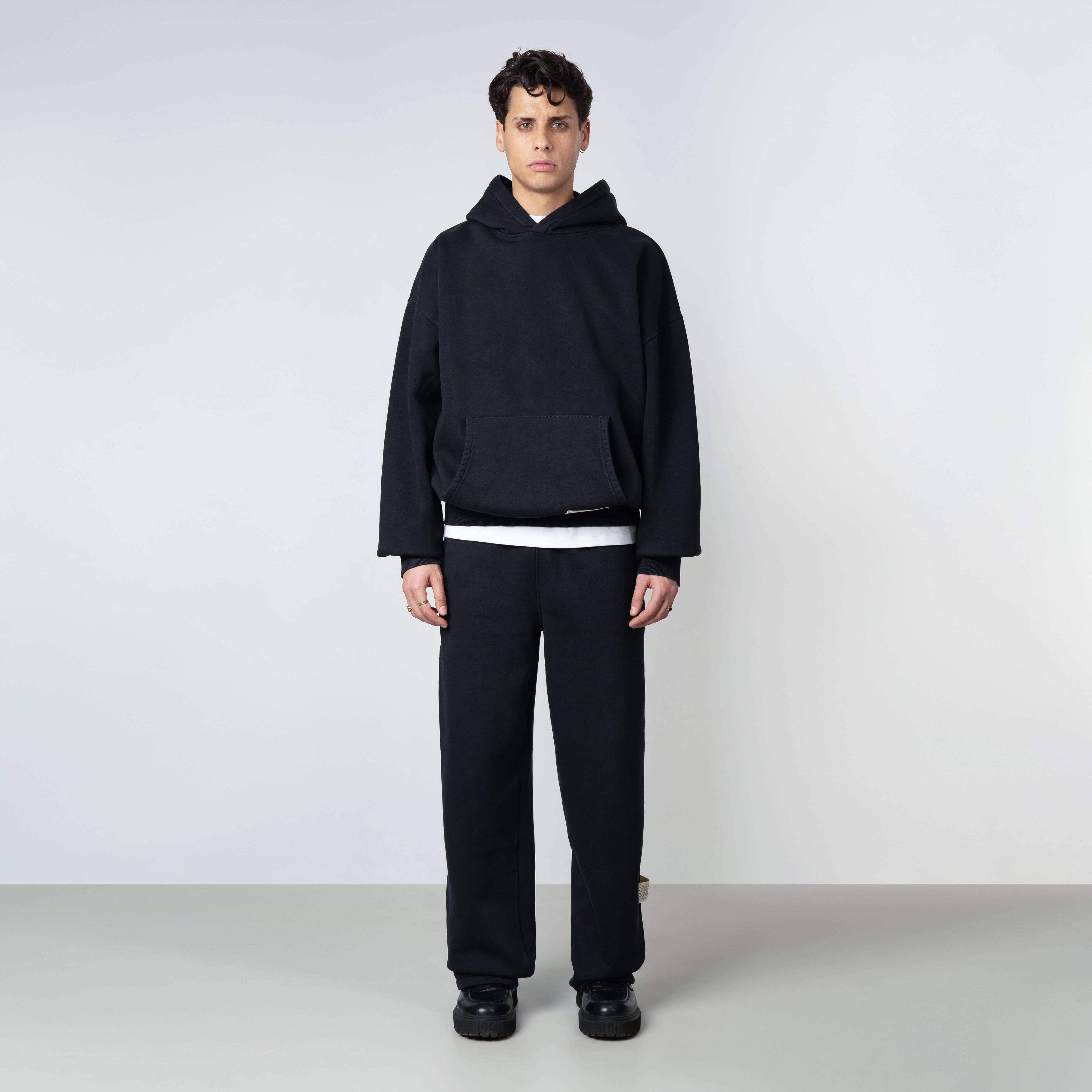 Model is 179 cm, 71 kg, and wears size M
