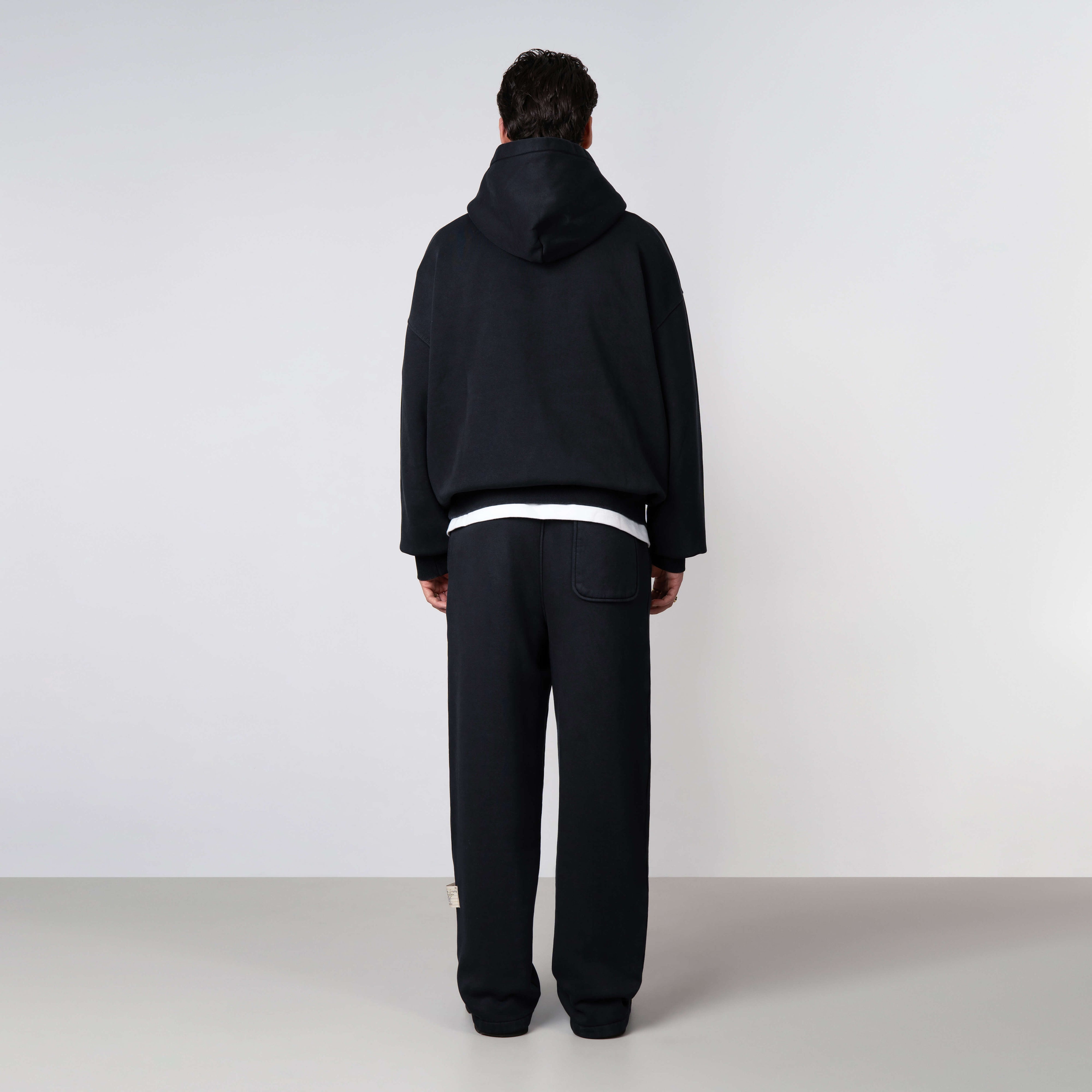 Model is 179 cm, 71 kg, and wears size M
