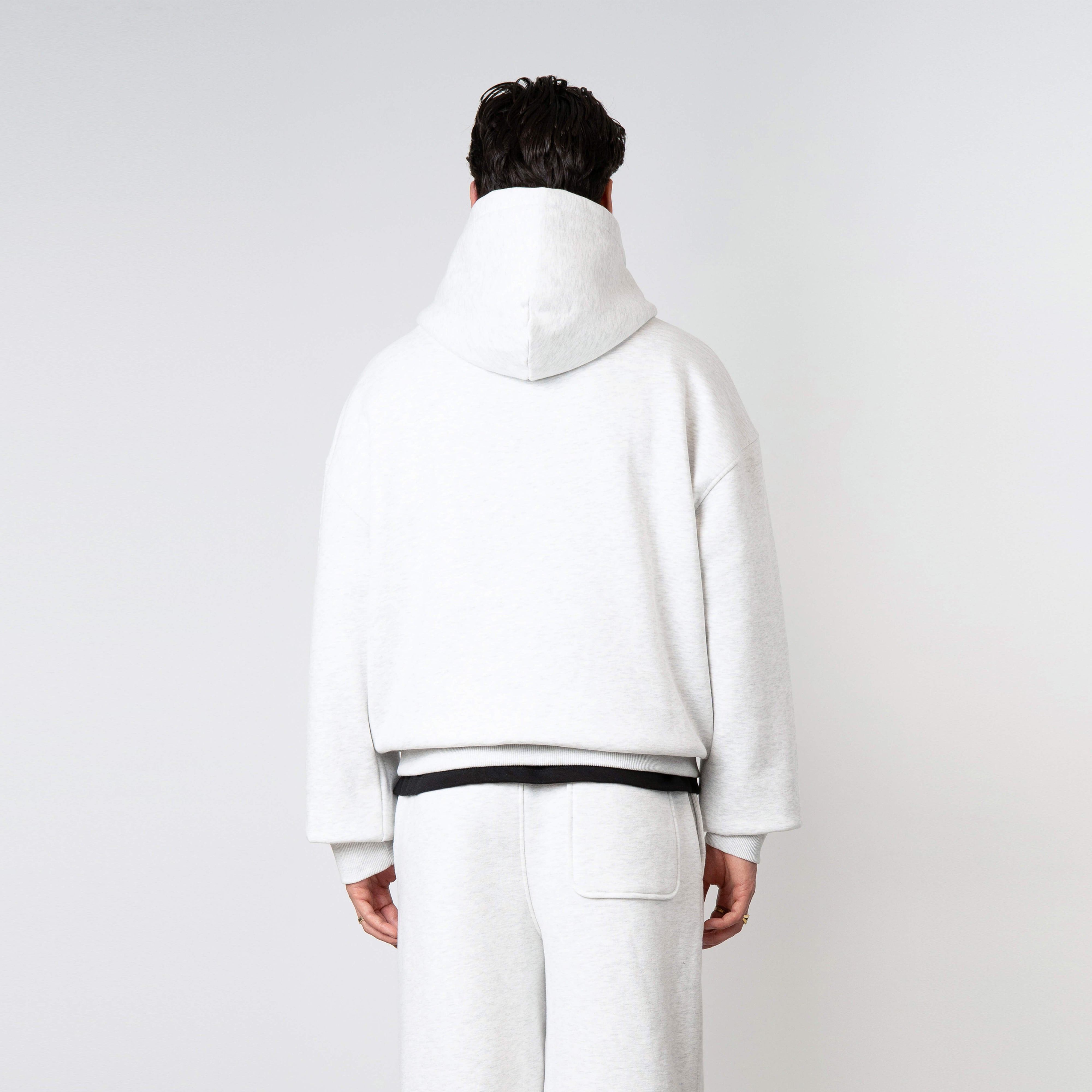 Model is 179 cm, 71 kg, and wears size M
