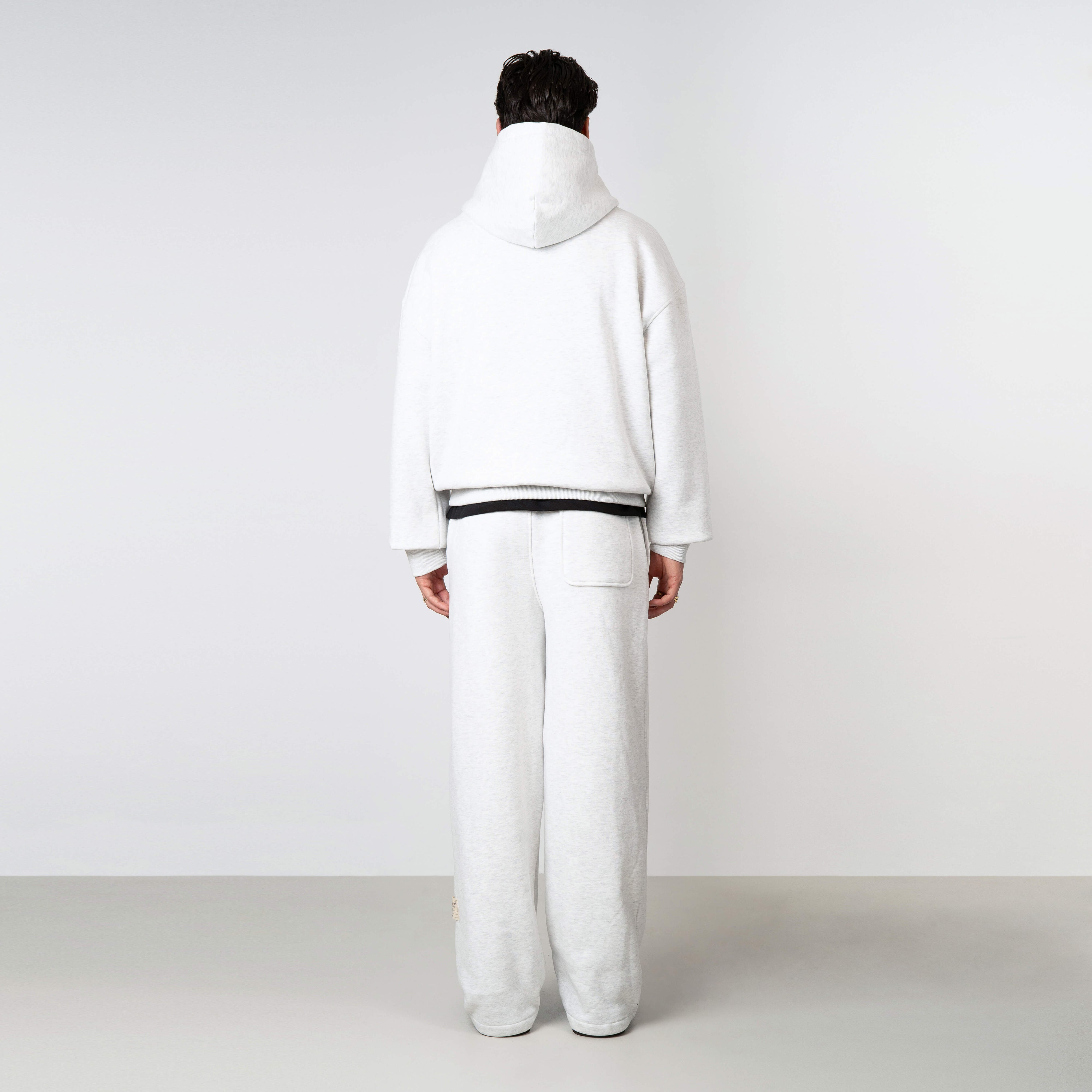 Model is 179 cm, 71 kg, and wears size M
