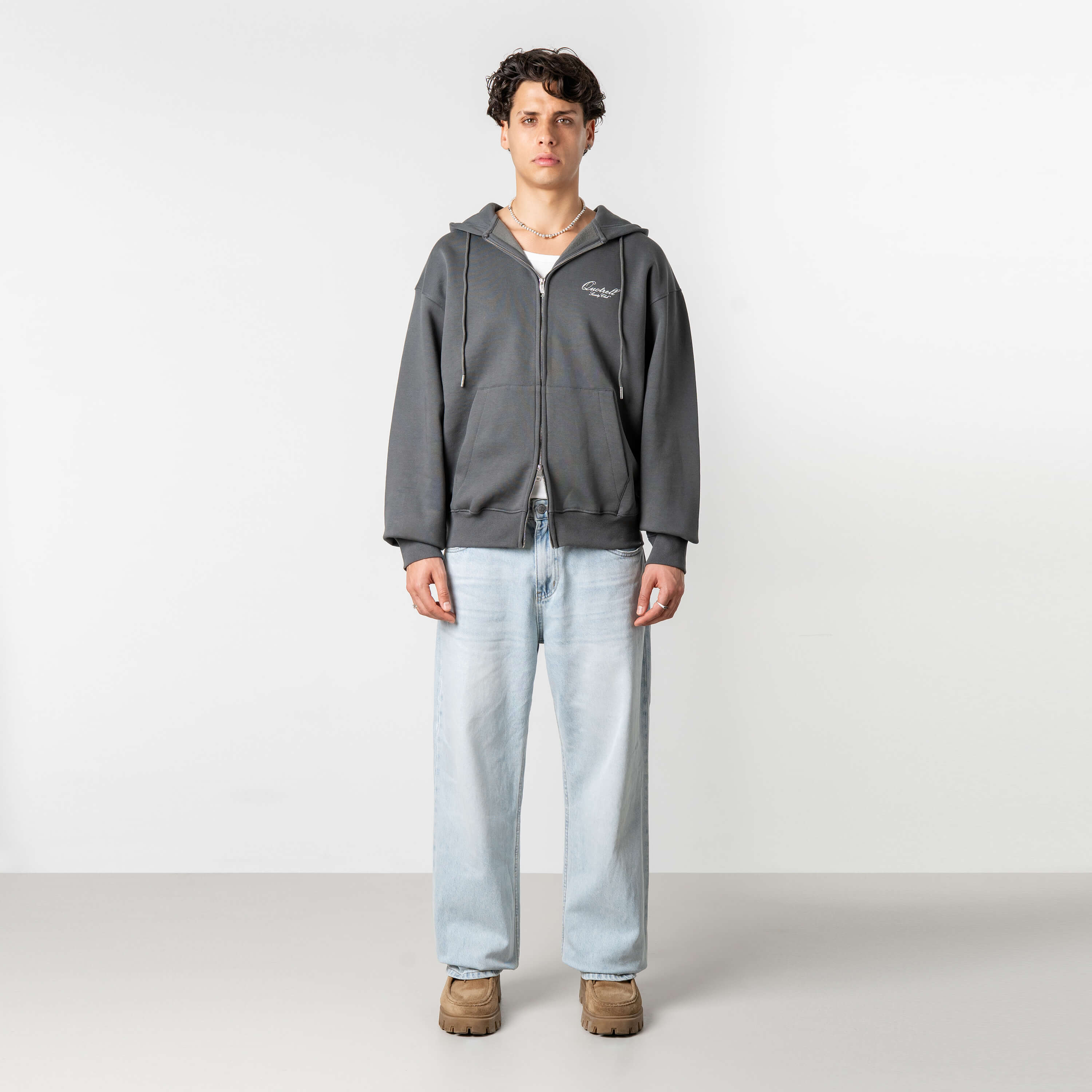 Model is 179 cm, 71 kg, and wears size M
