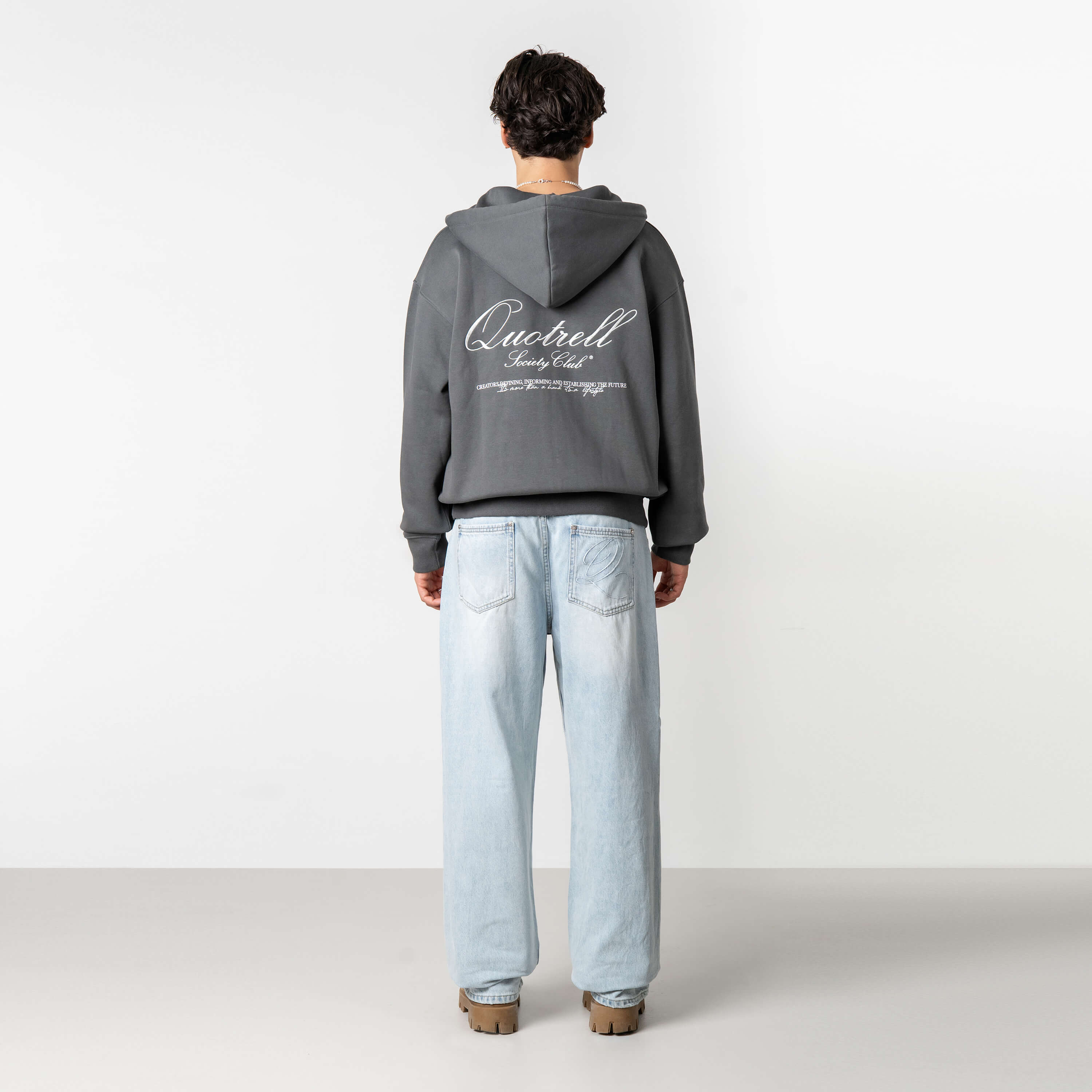 Model is 179 cm, 71 kg, and wears size M
