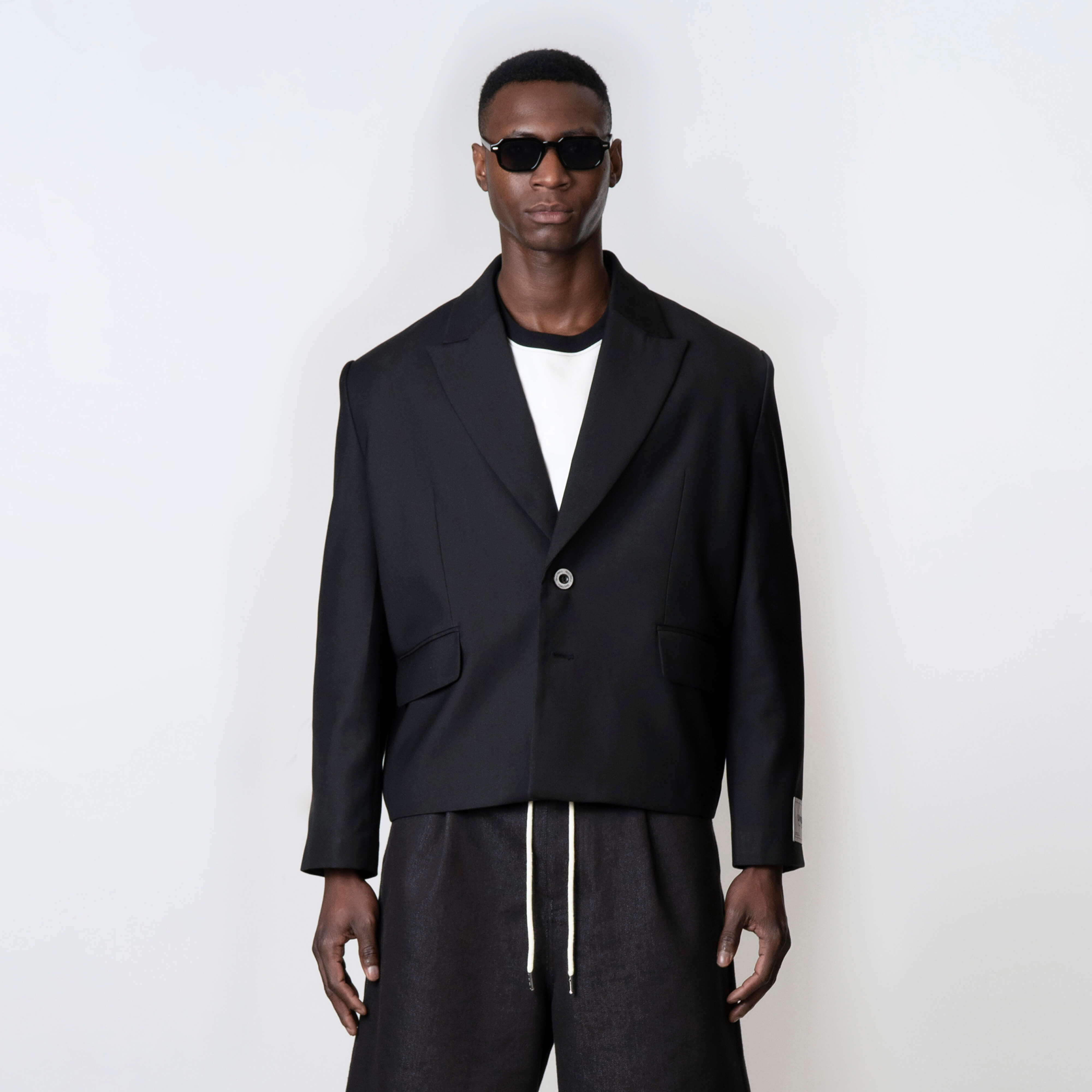 Model is 188 cm, 74 kg, and wears size L
