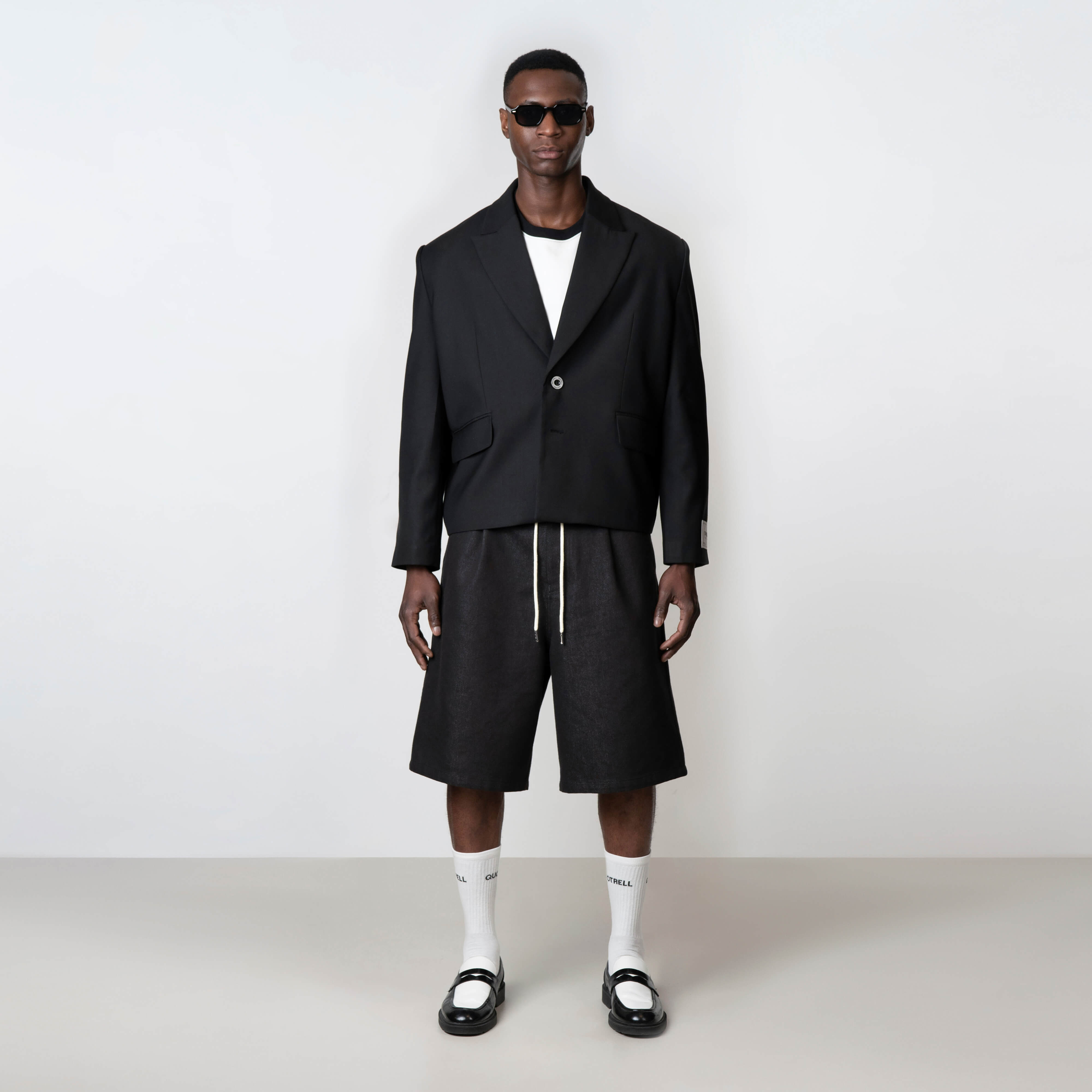 Model is 188 cm, 74 kg, and wears size L
