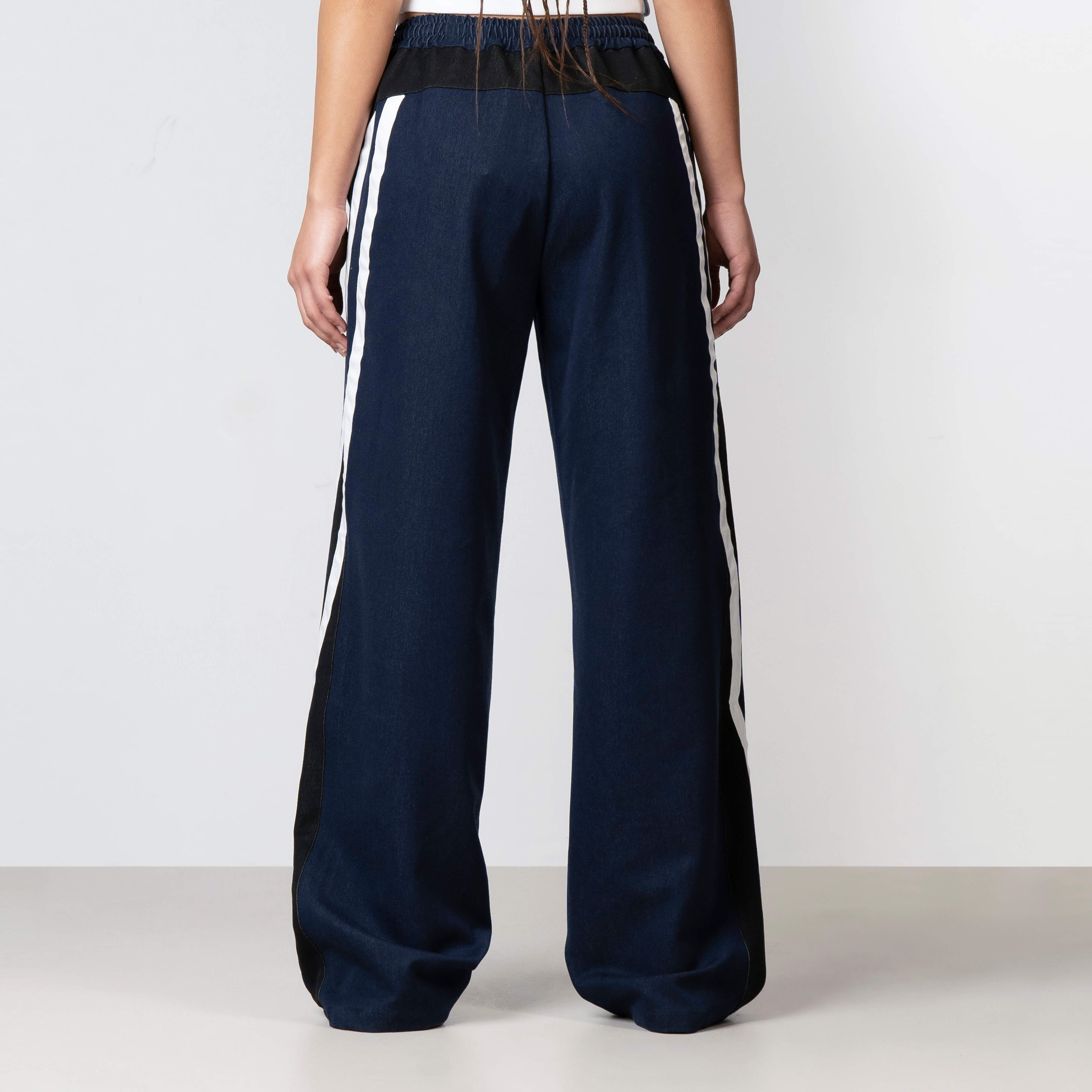 Model is 172 cm and wears size S
