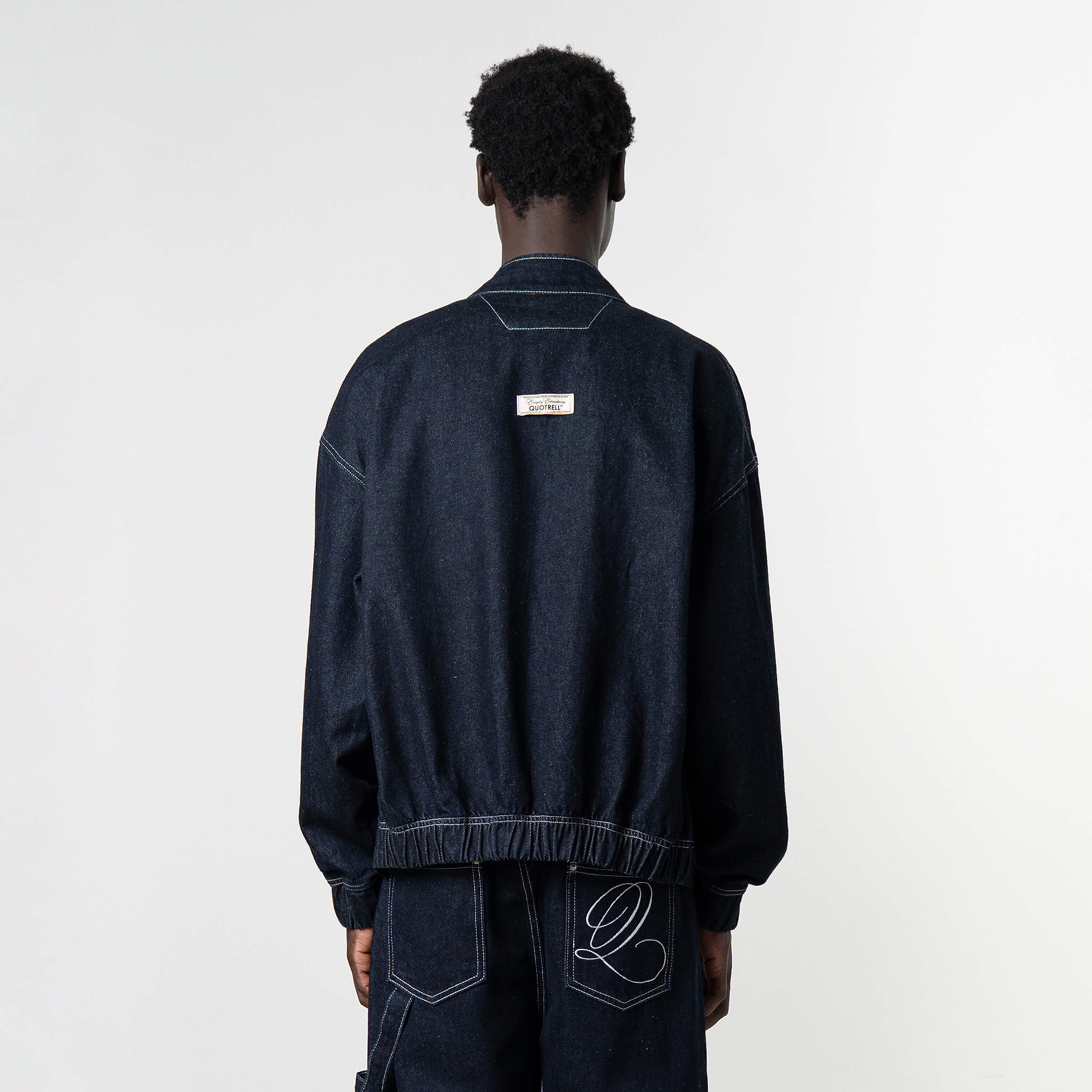 Model is 189 cm, 74kg, and wears size M