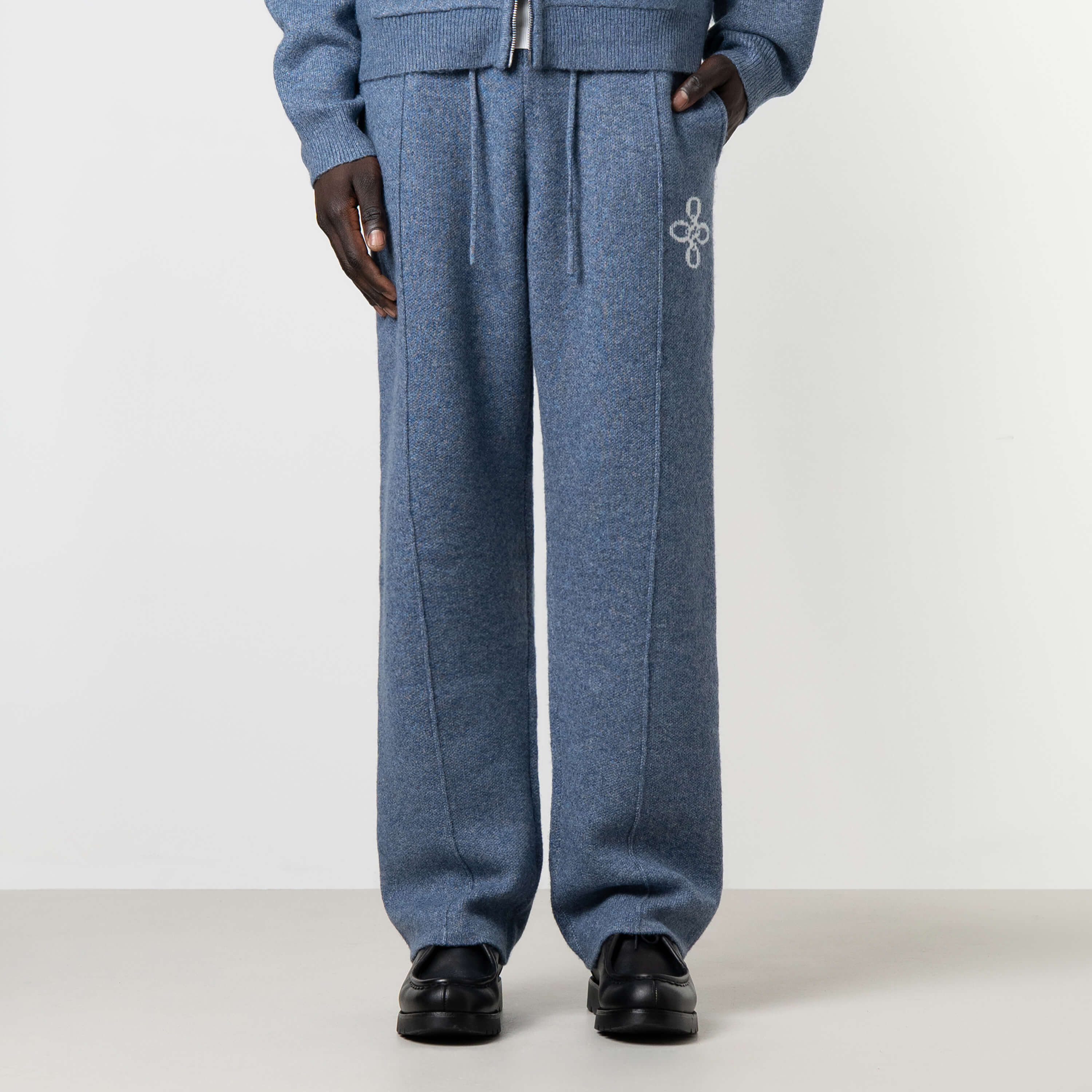 Model is 189 cm, 74kg, and wears size M