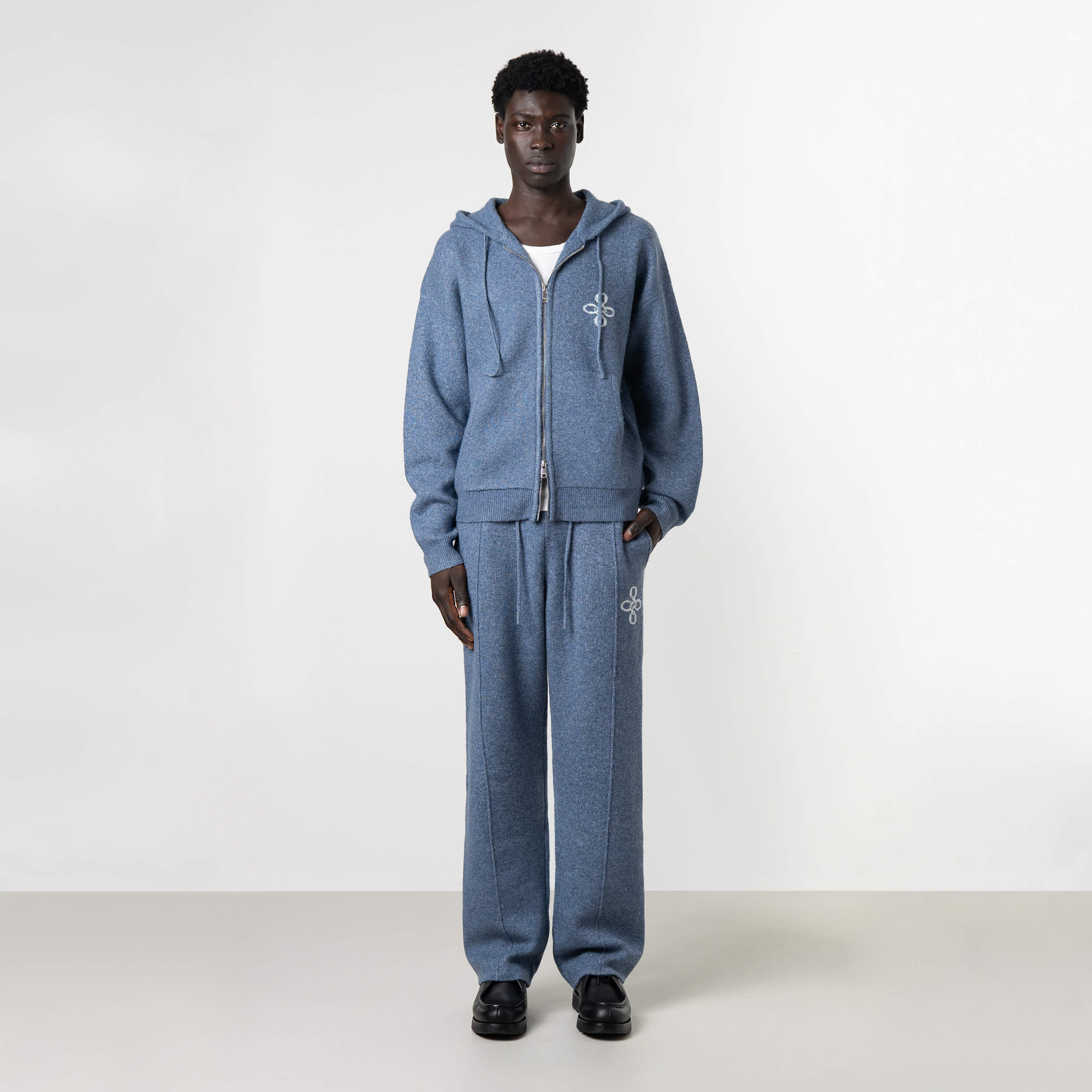 Model is 189 cm, 74kg, and wears size M