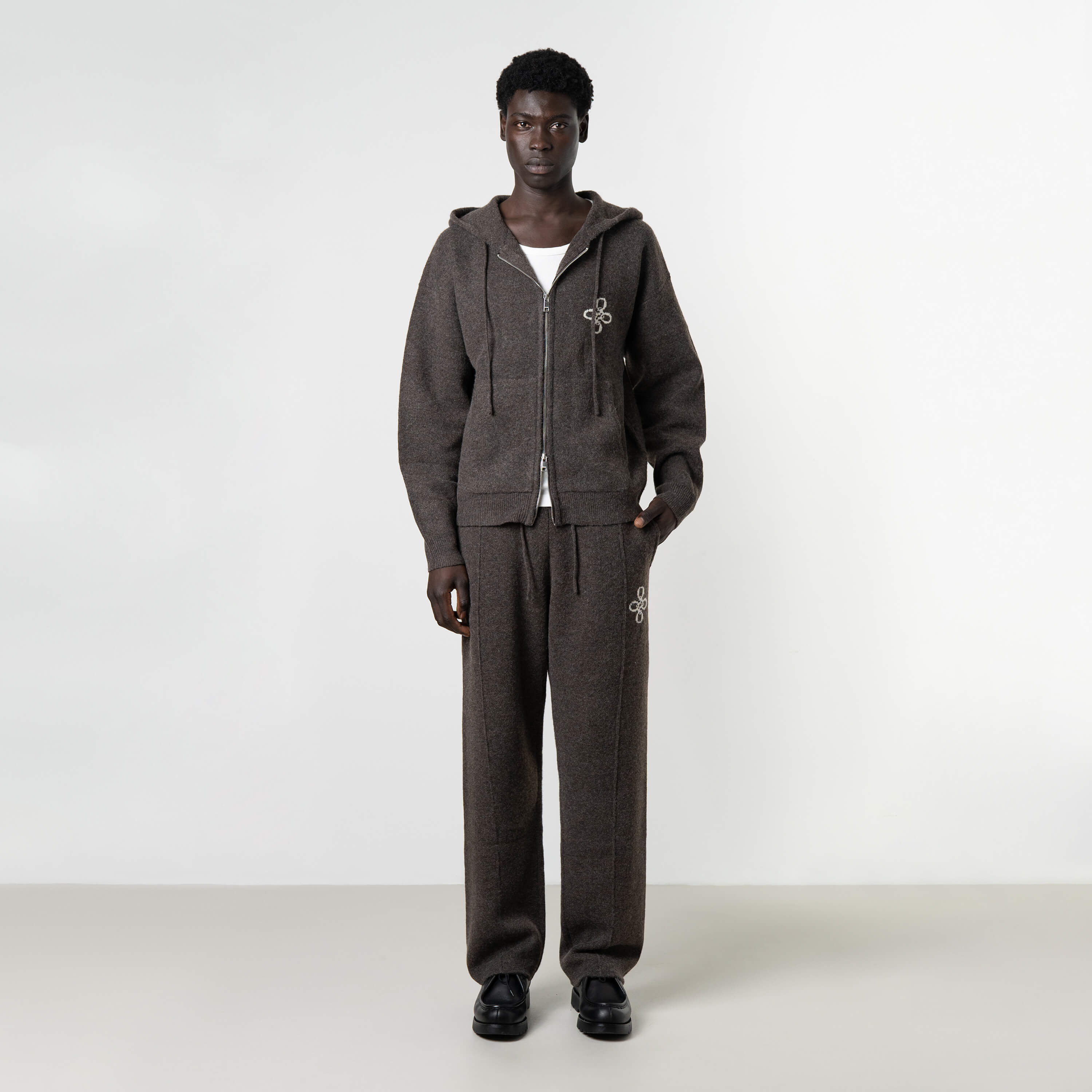 Model is 189 cm, 74kg, and wears size M