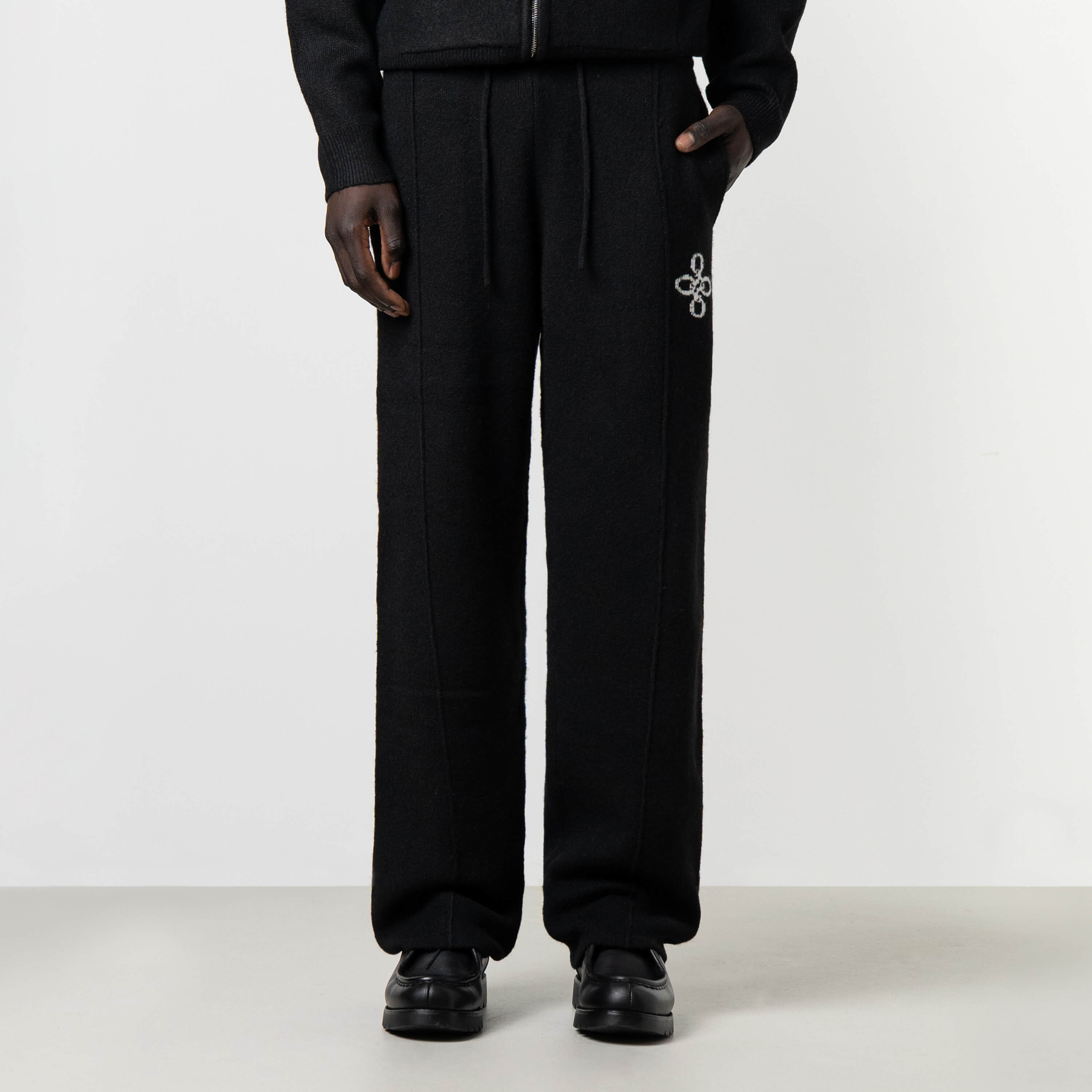 Model is 189 cm, 74kg, and wears size M
