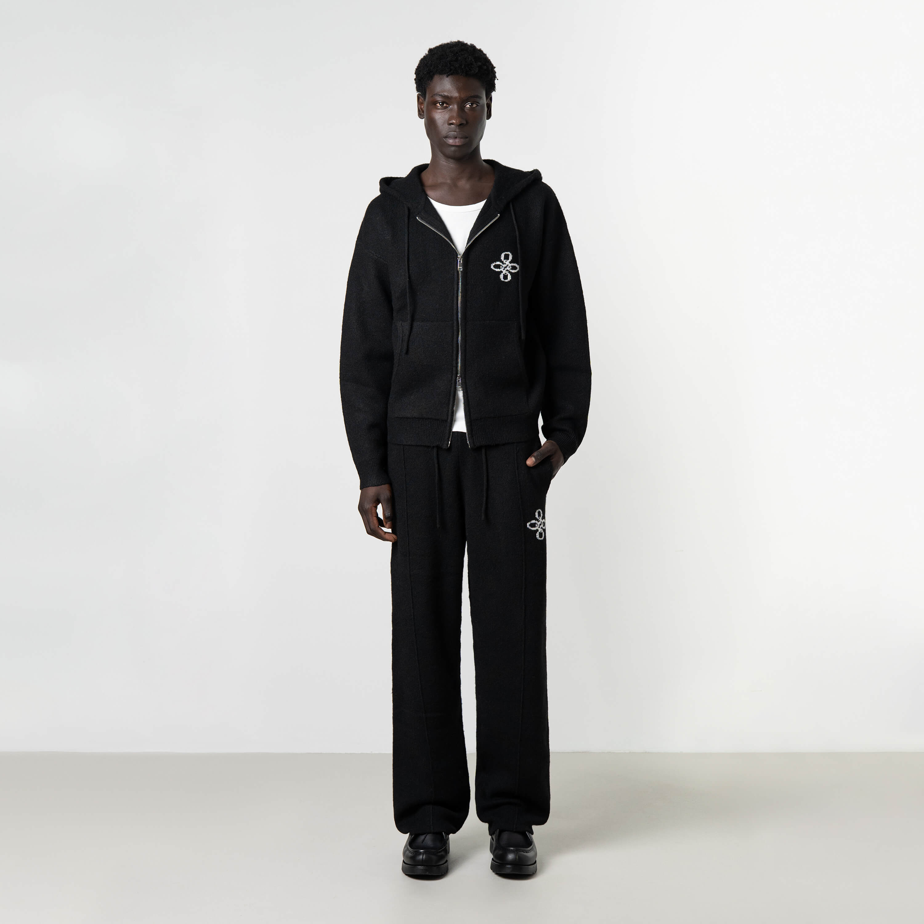 Model is 189 cm, 74kg, and wears size M