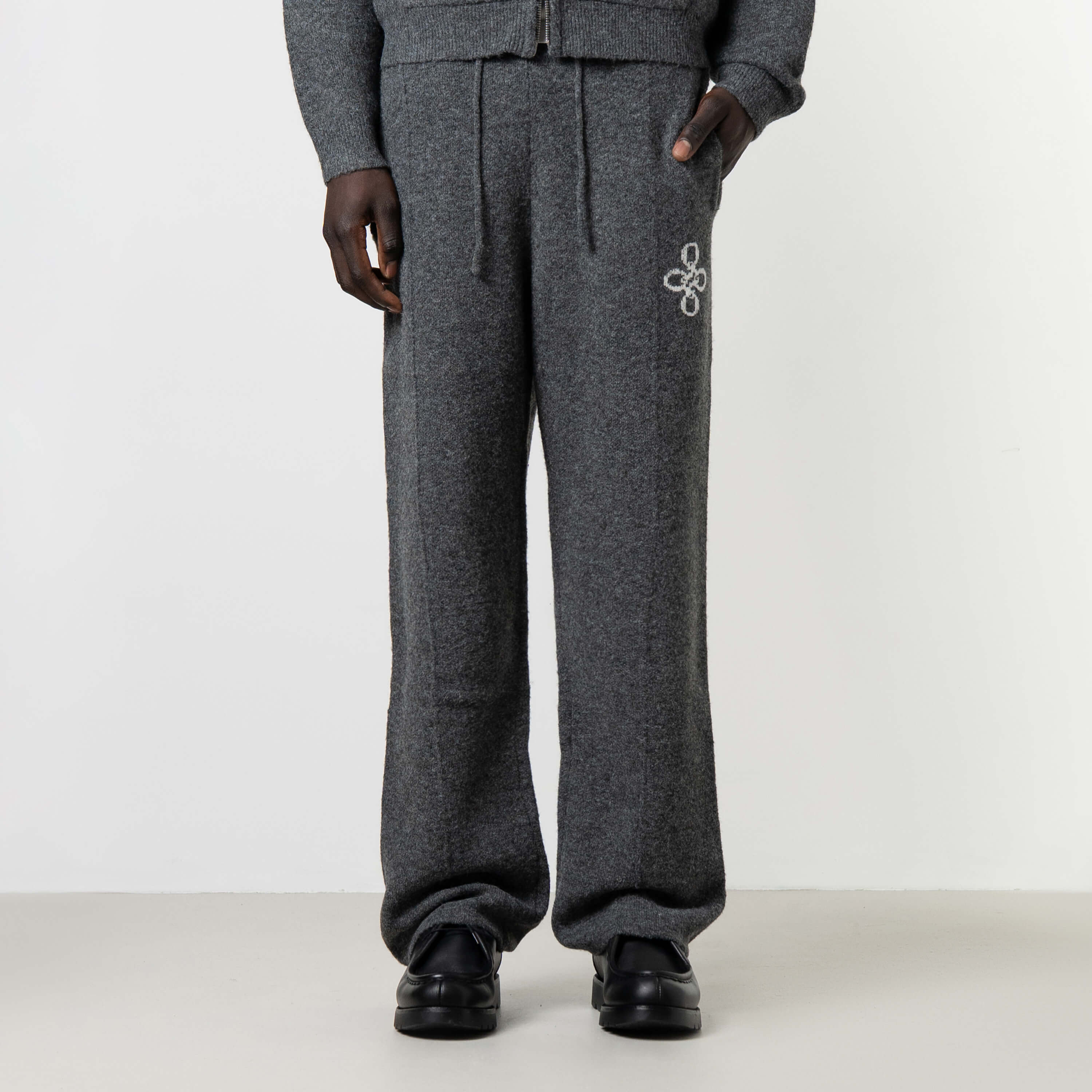 Model is 189 cm, 74kg, and wears size M