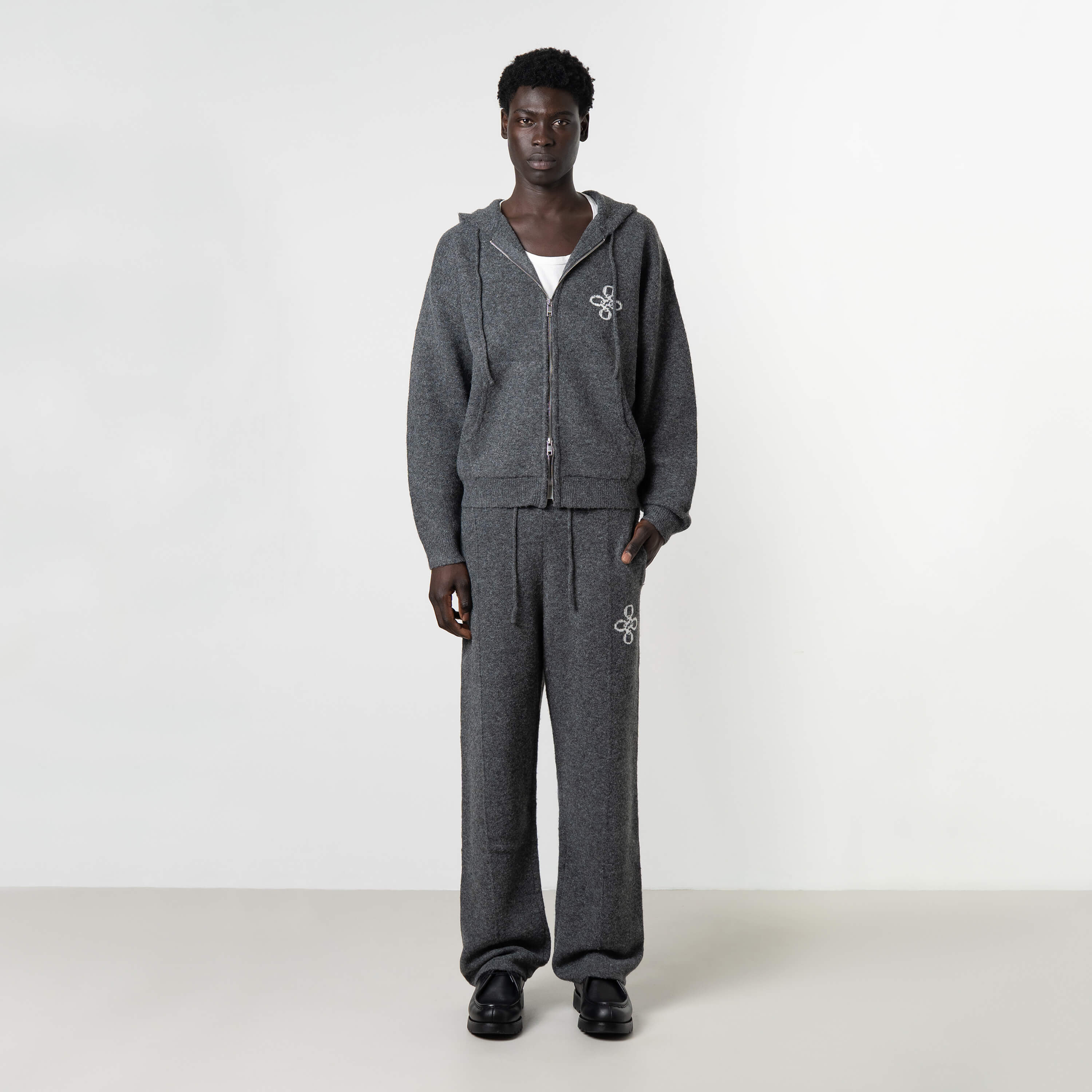 Model is 189 cm, 74kg, and wears size M