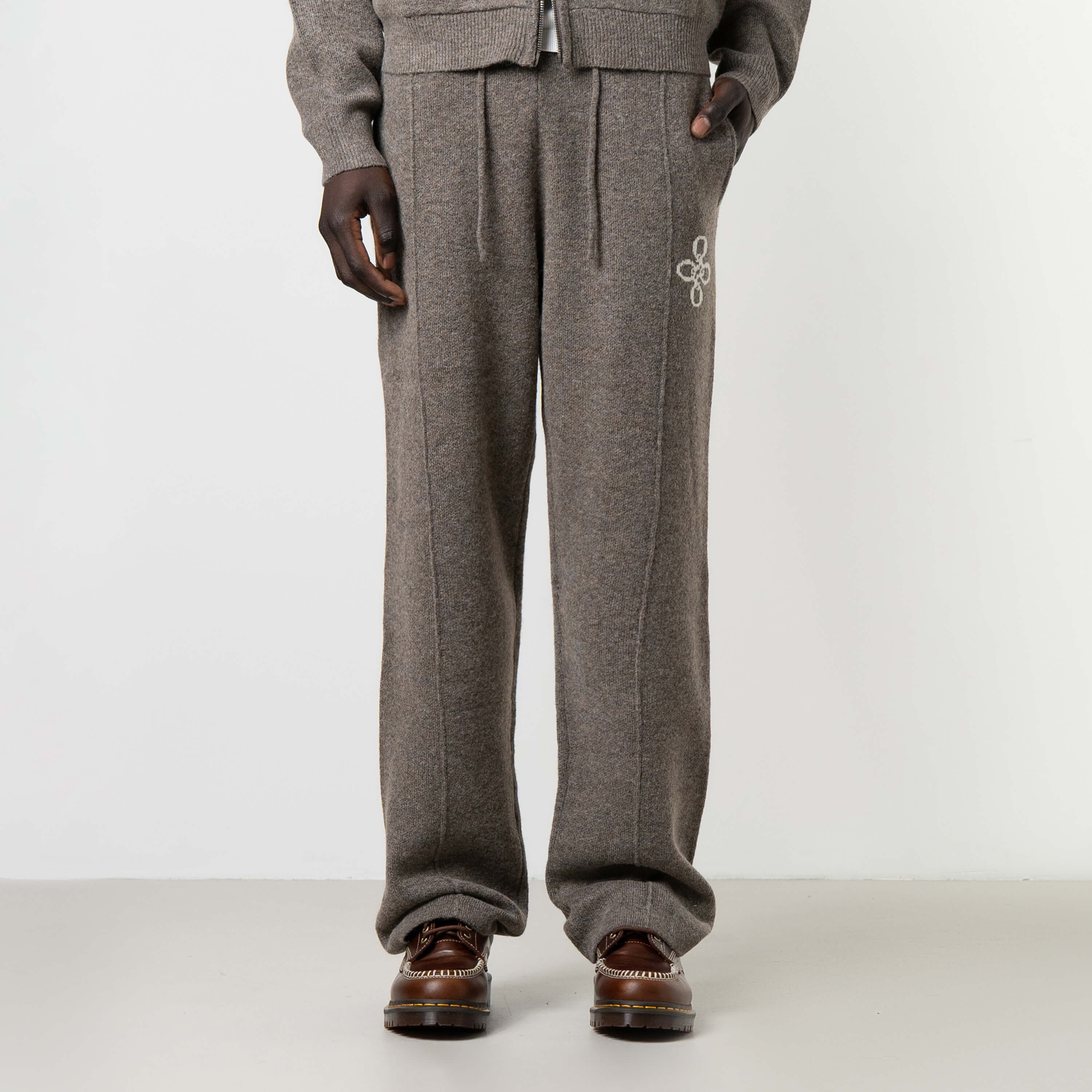 Model is 189 cm, 74kg, and wears size M