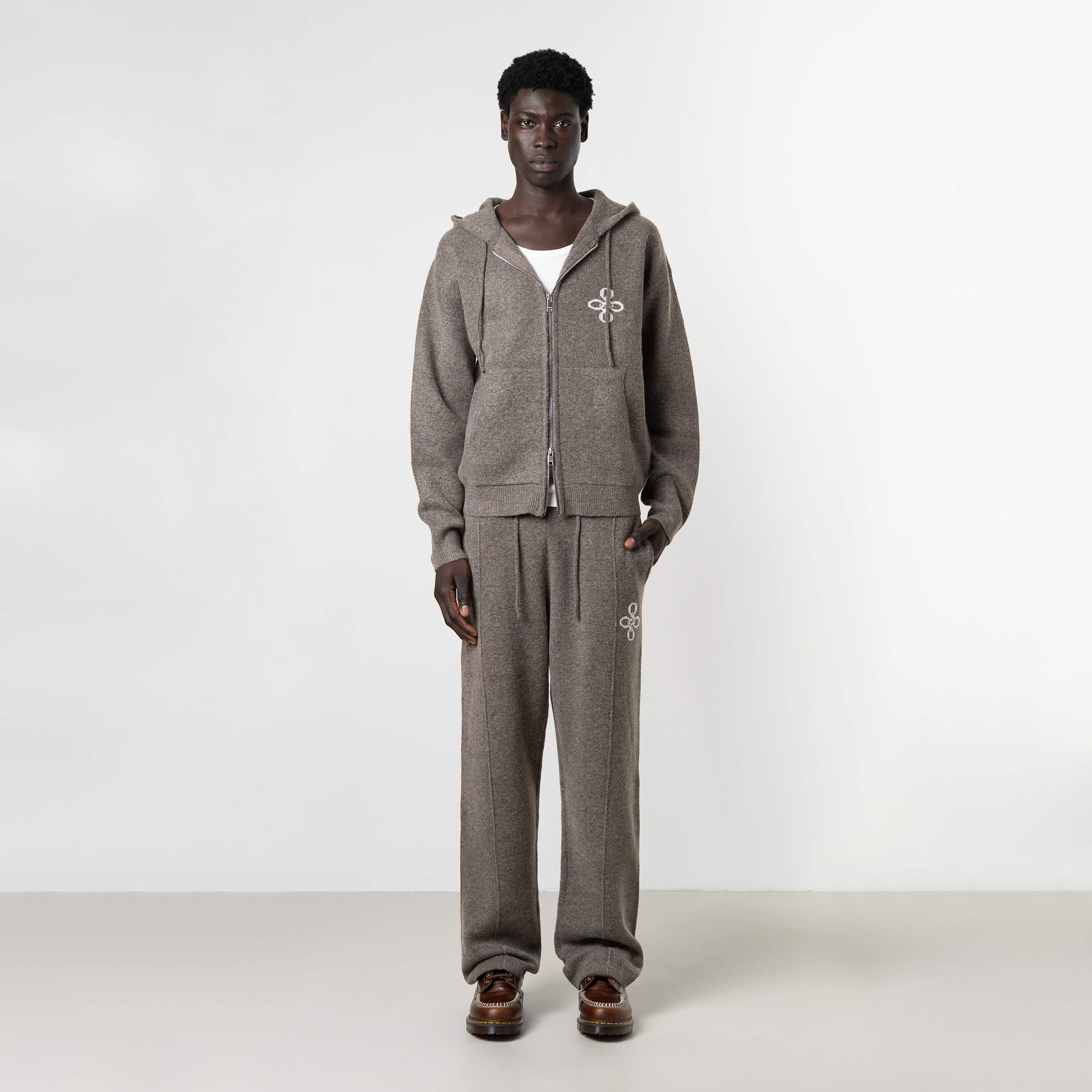Model is 189 cm, 74kg, and wears size M