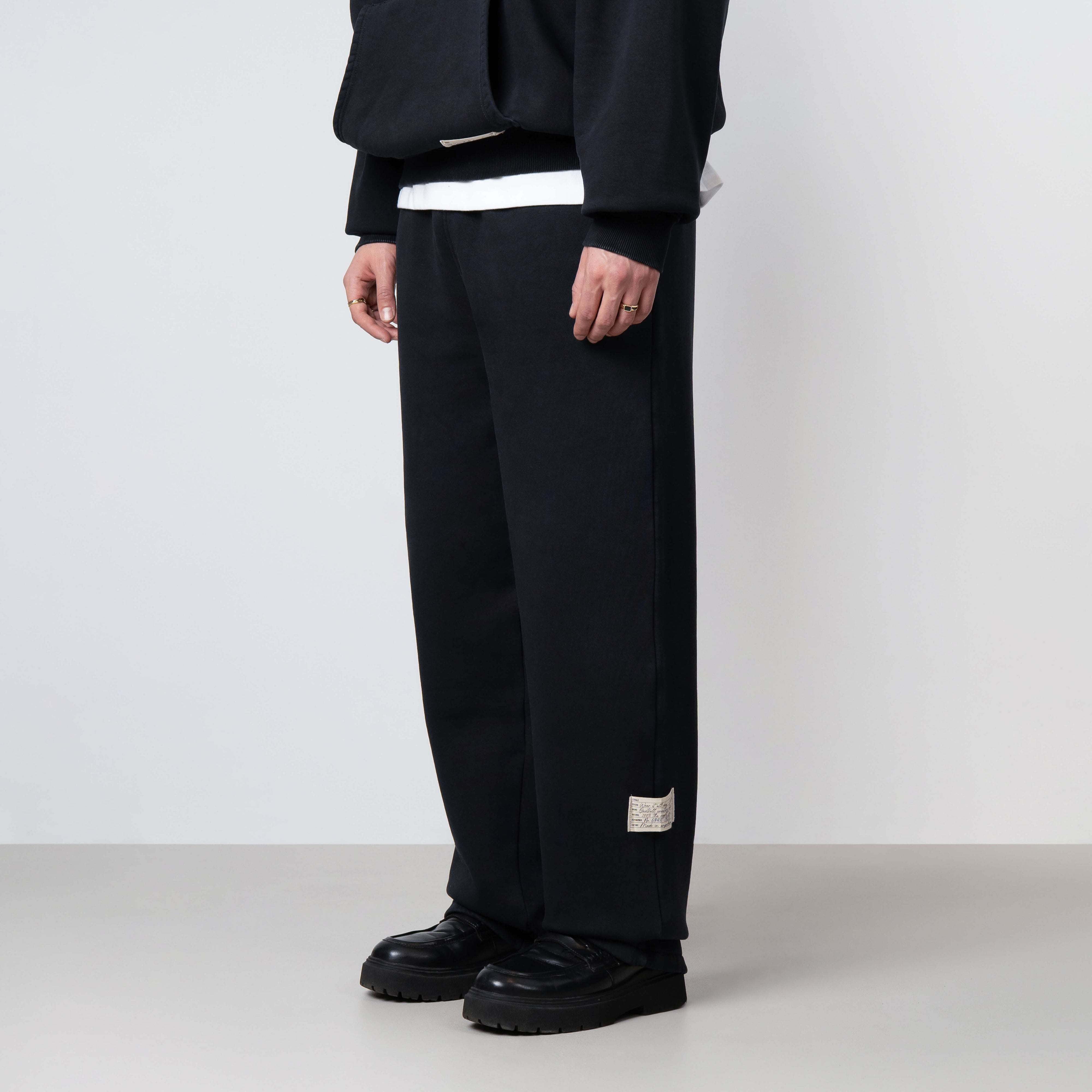 Model is 179 cm, 71 kg, and wears size M
