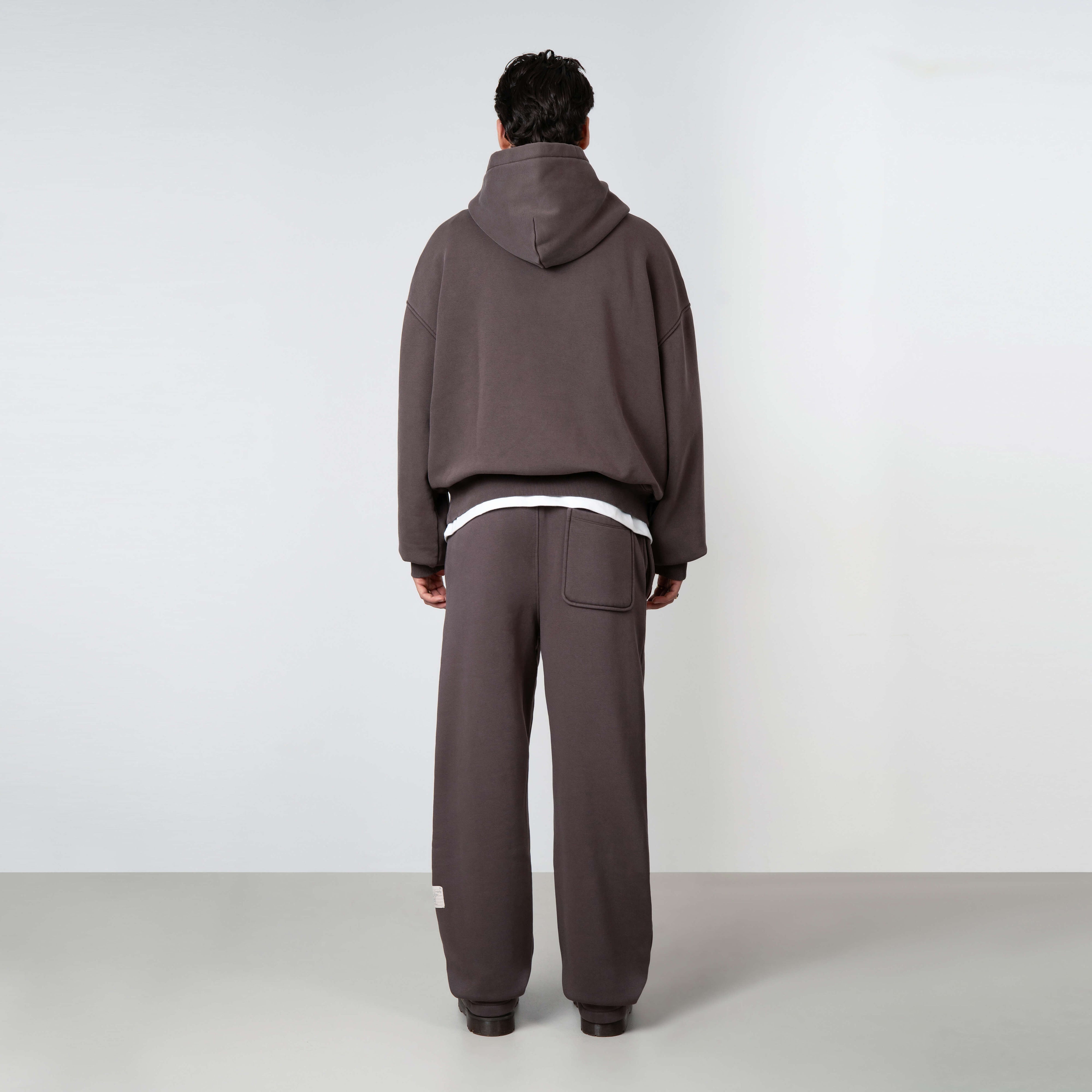 Model is 179 cm, 71 kg, and wears size M
