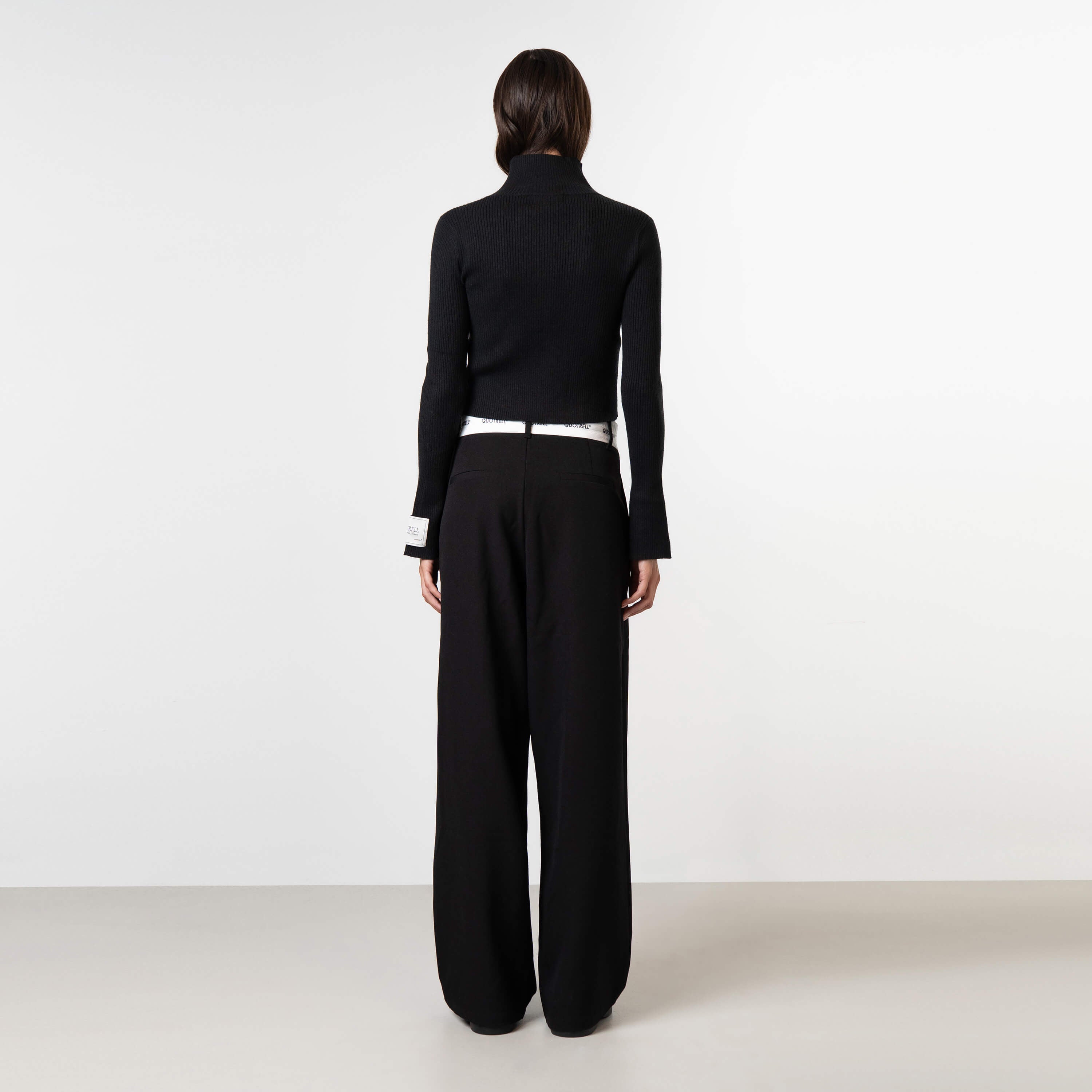 Model is 175 cm and wears size S