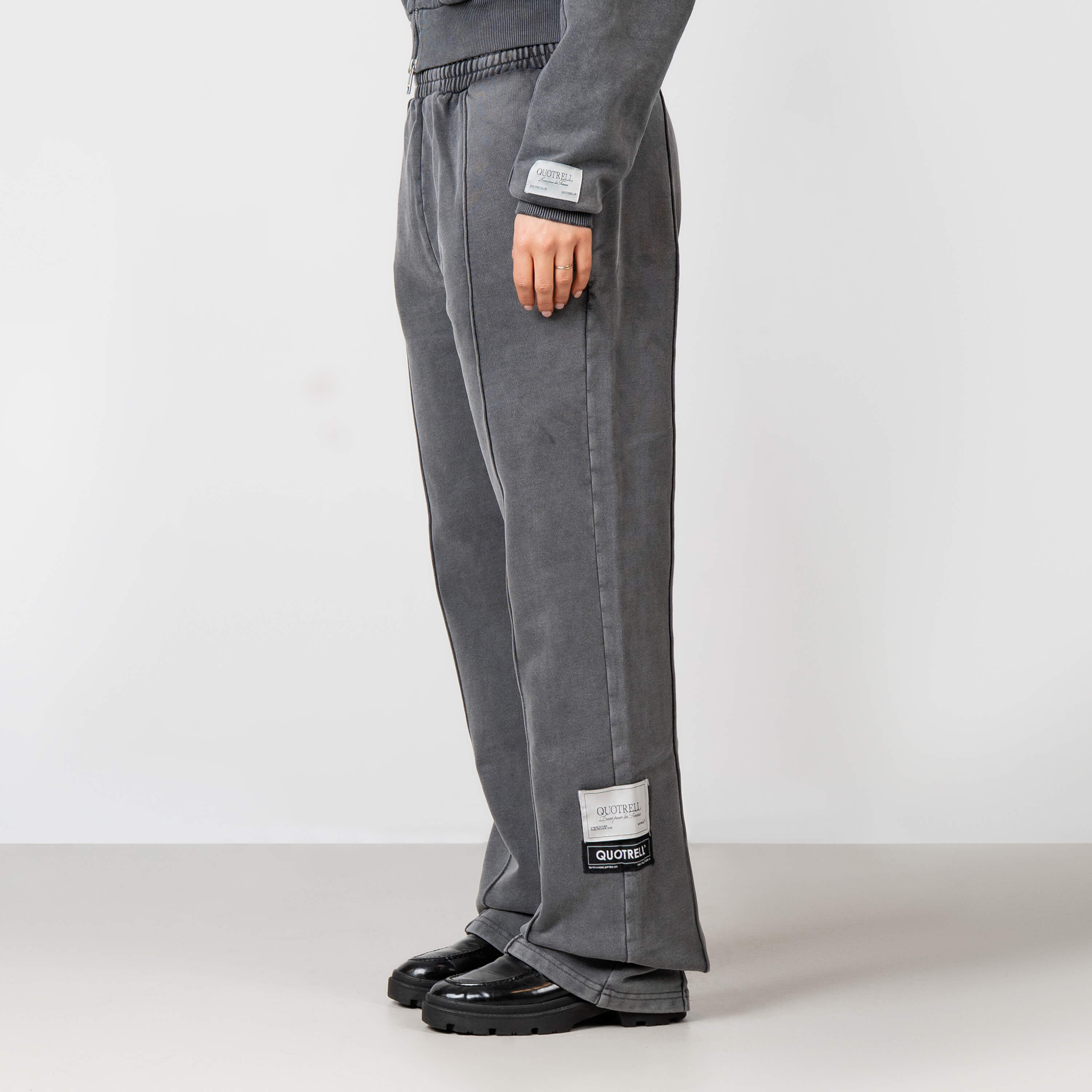 Model is 168 cm and wears size S
