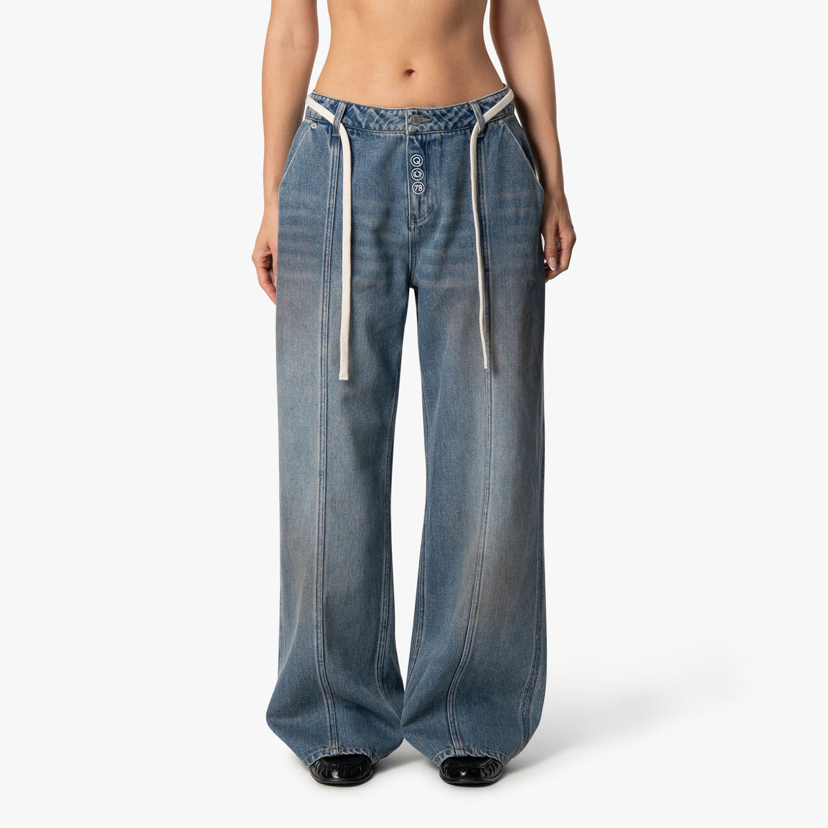 Pleated Denim Jeans in vintage blue, front view