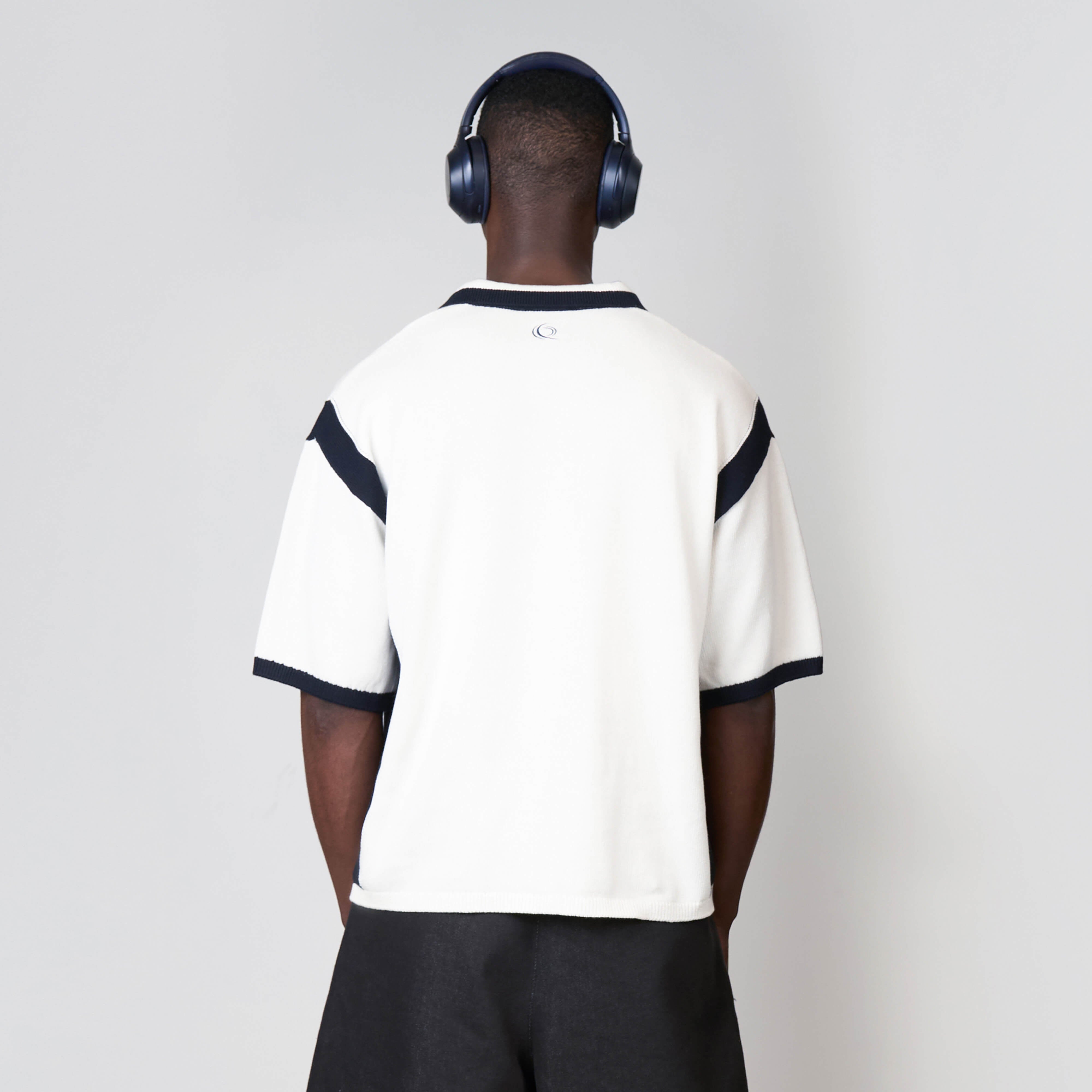 Model is 188 cm, 74 kg, and wears size L
