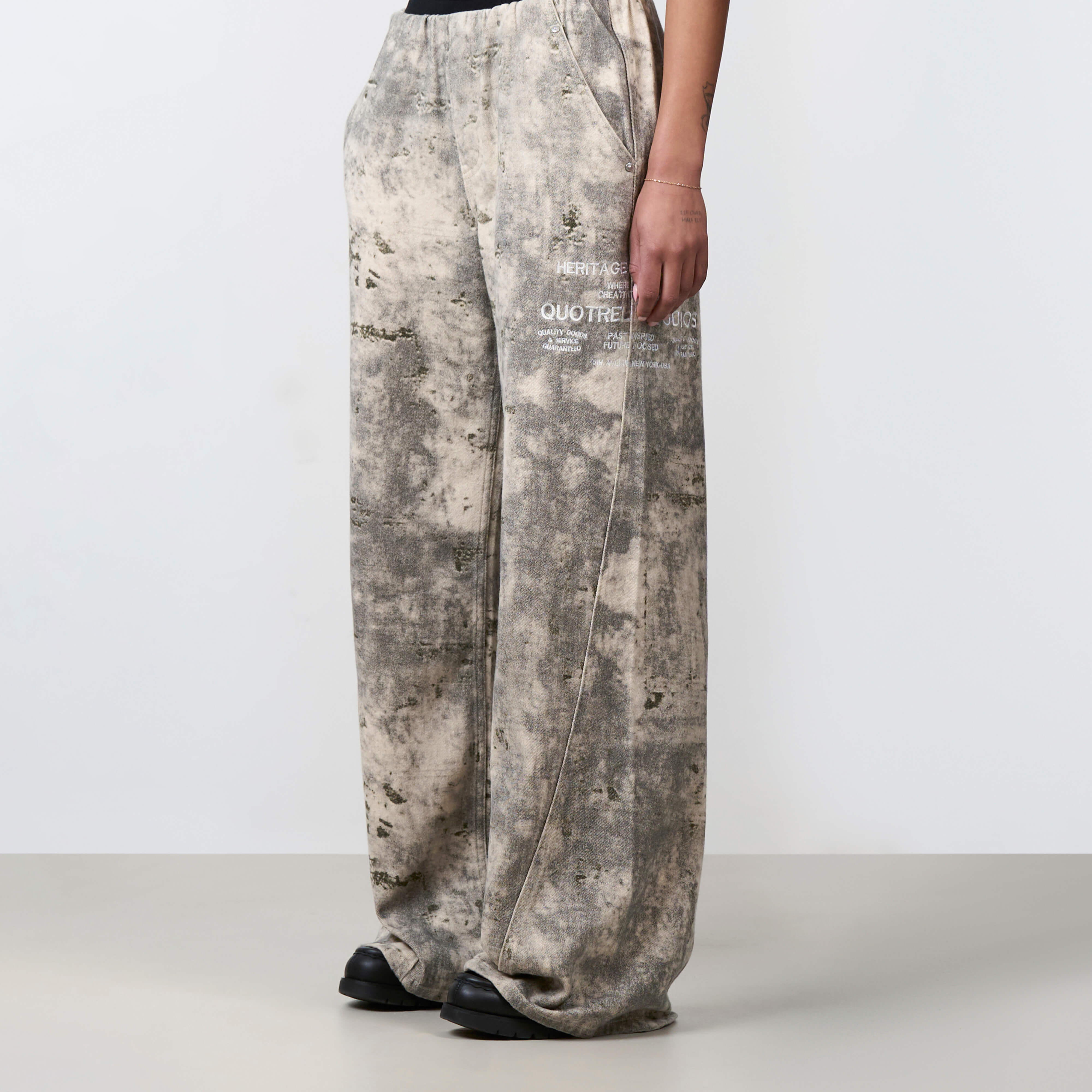 Model is 172 cm and wears size S
