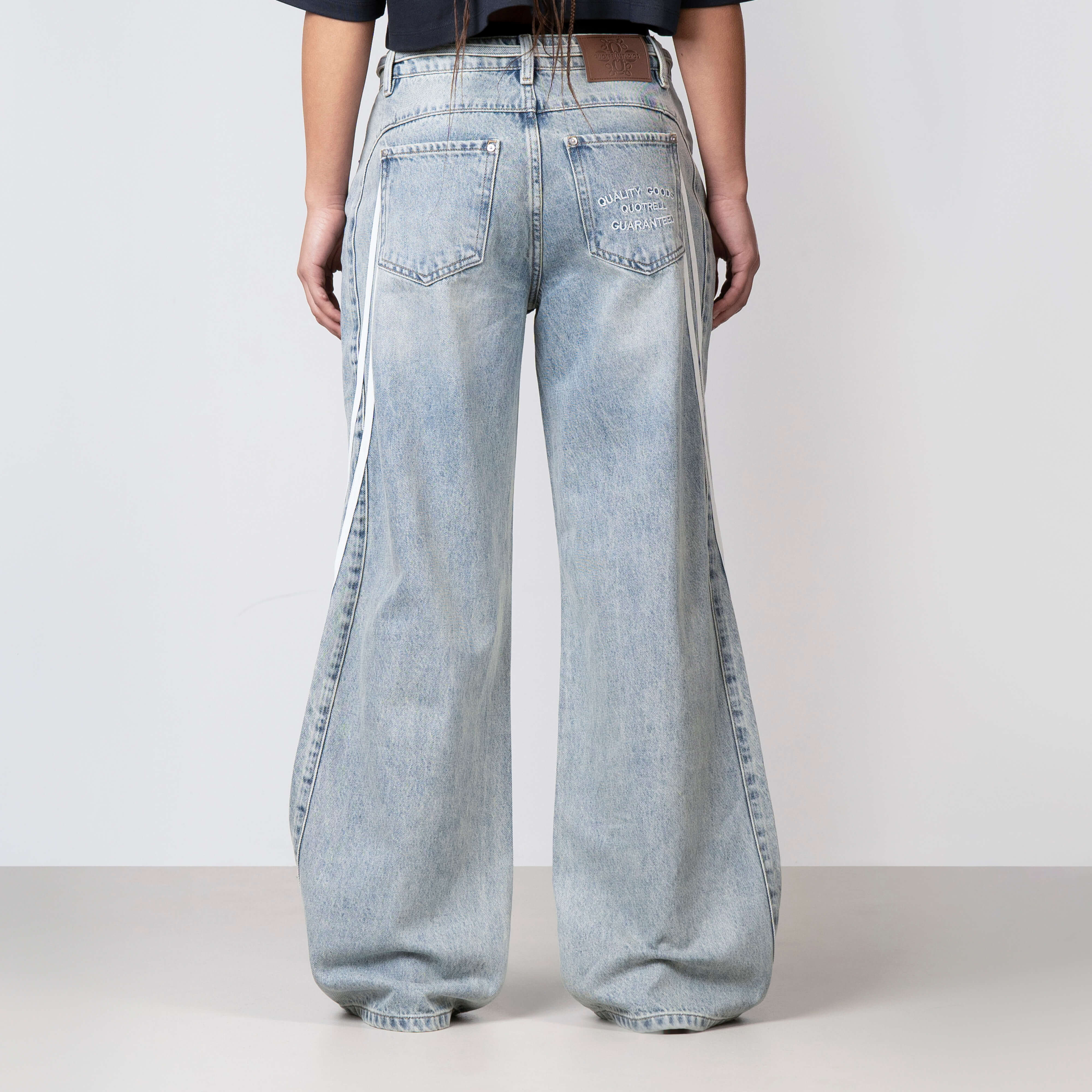 Model is 169 cm and wears size S
