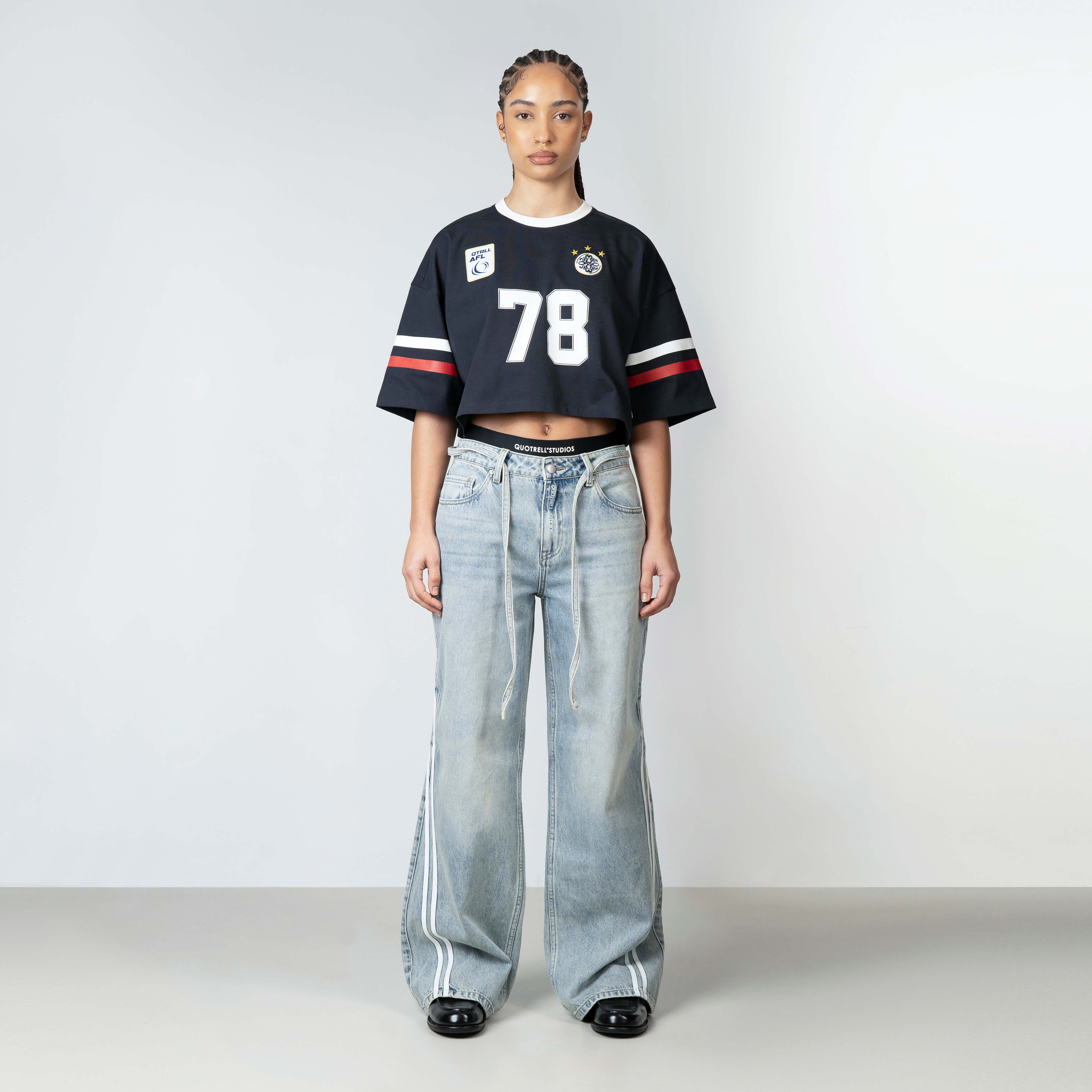 Model is 169 cm and wears size S
