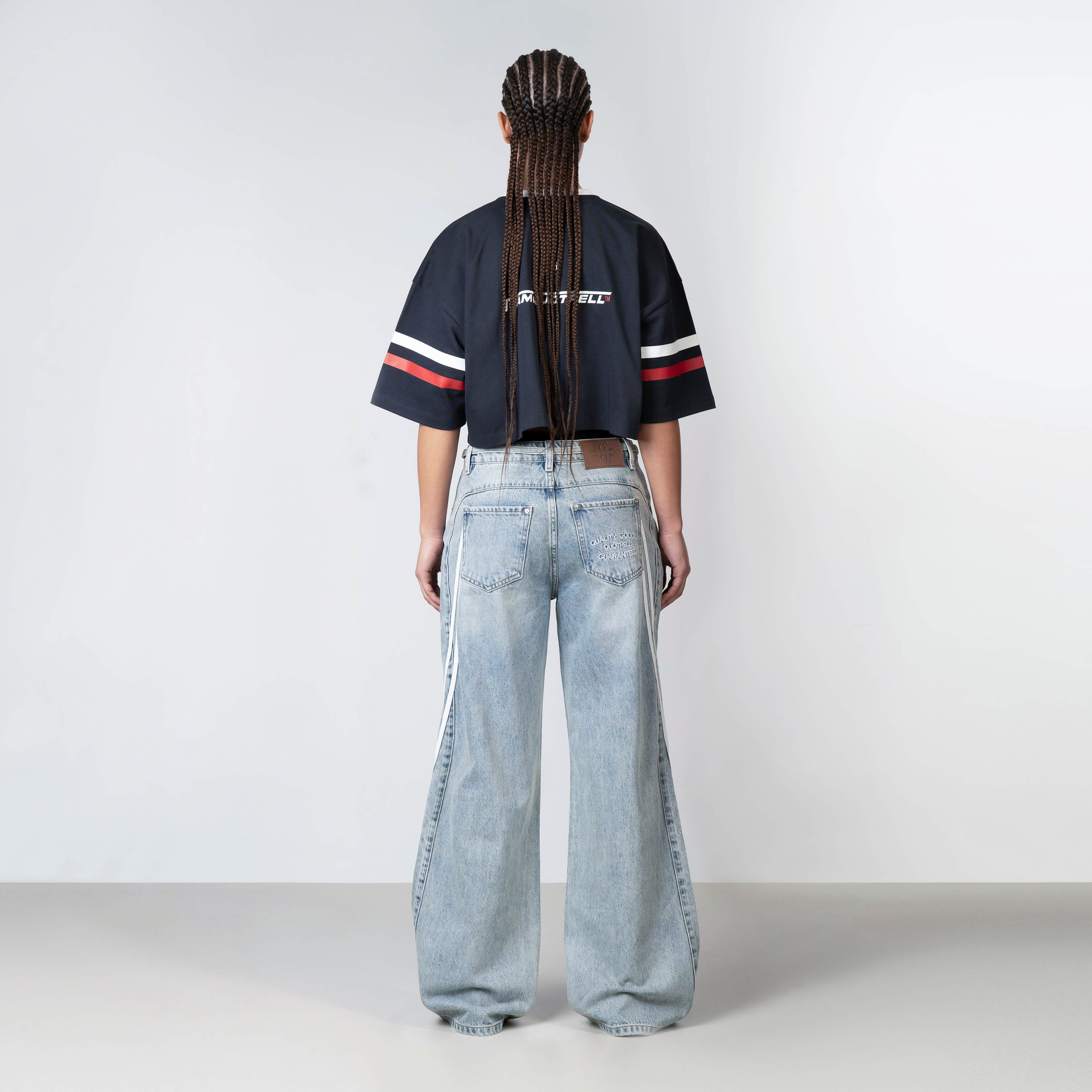 Model is 169 cm and wears size S
