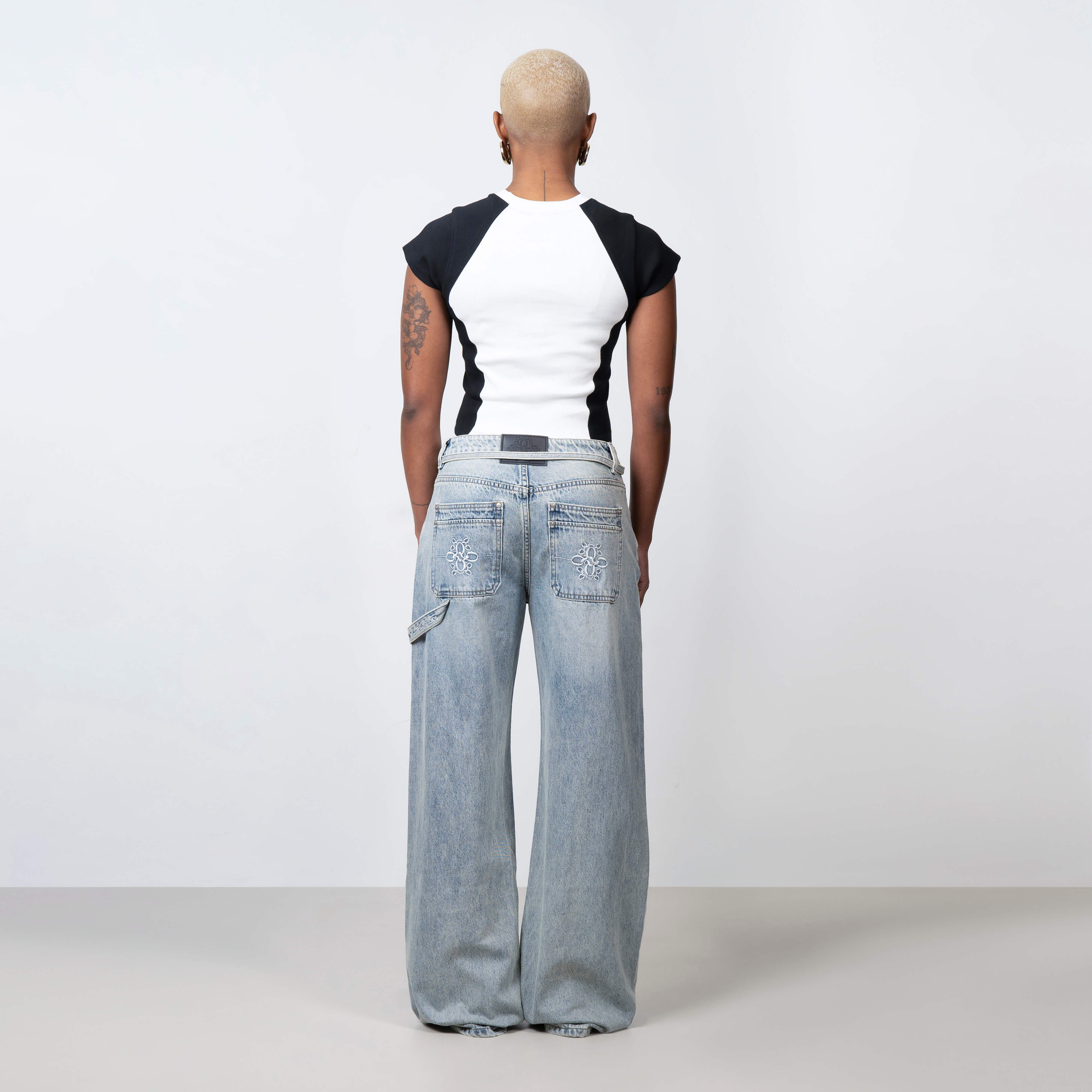 Model is 169 cm and wears size S
