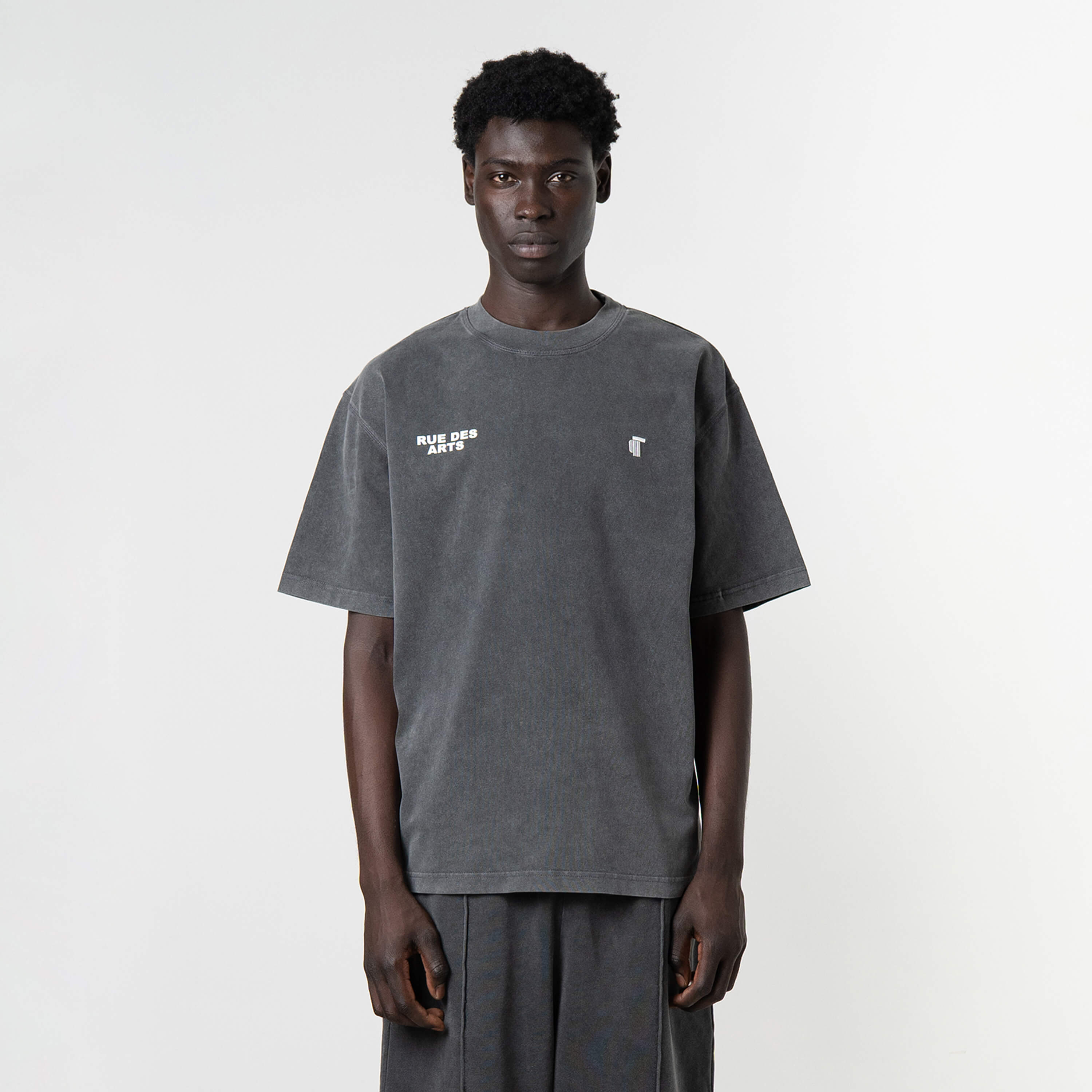 Model is 189 cm, 74kg, and wears size M