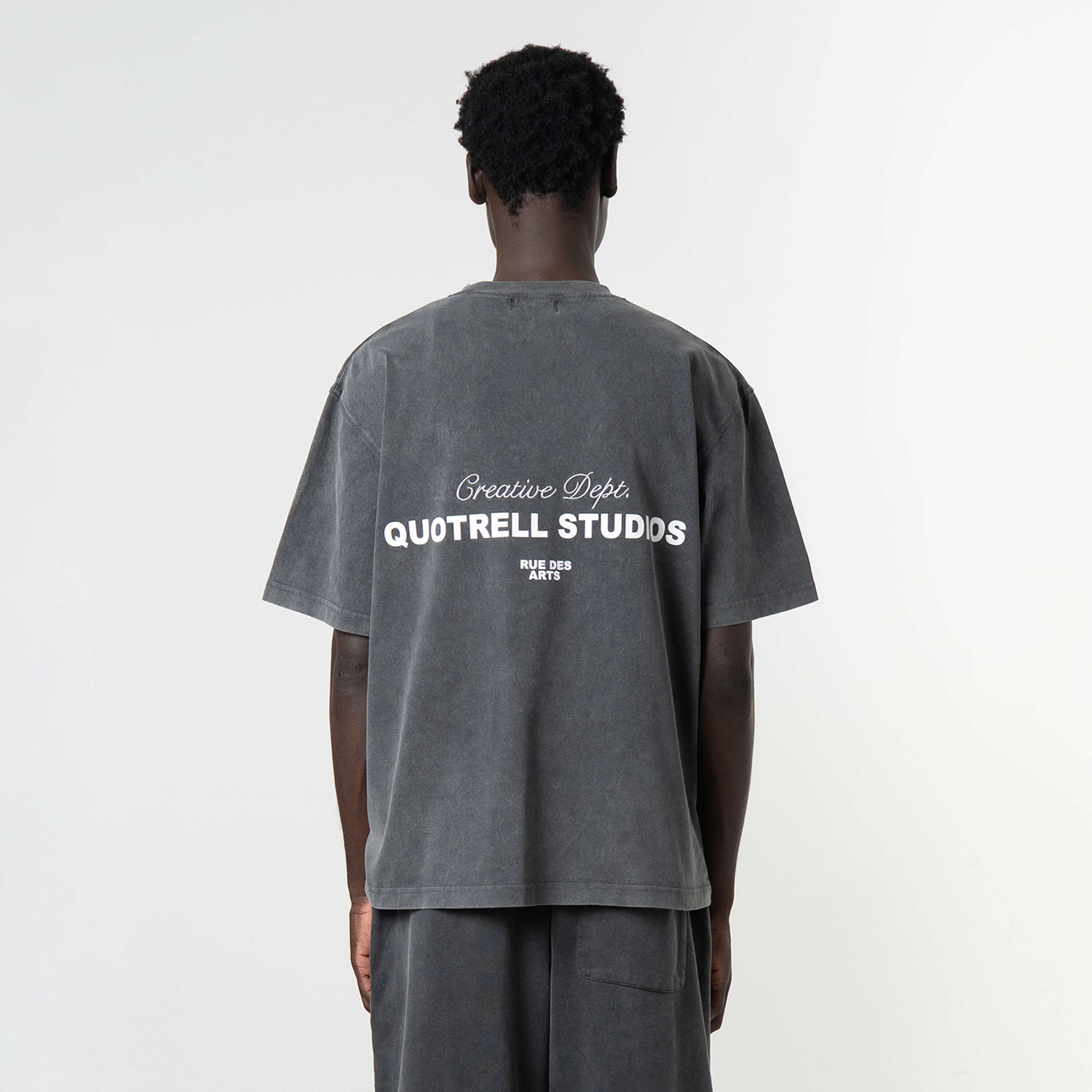 Model is 189 cm, 74kg, and wears size M