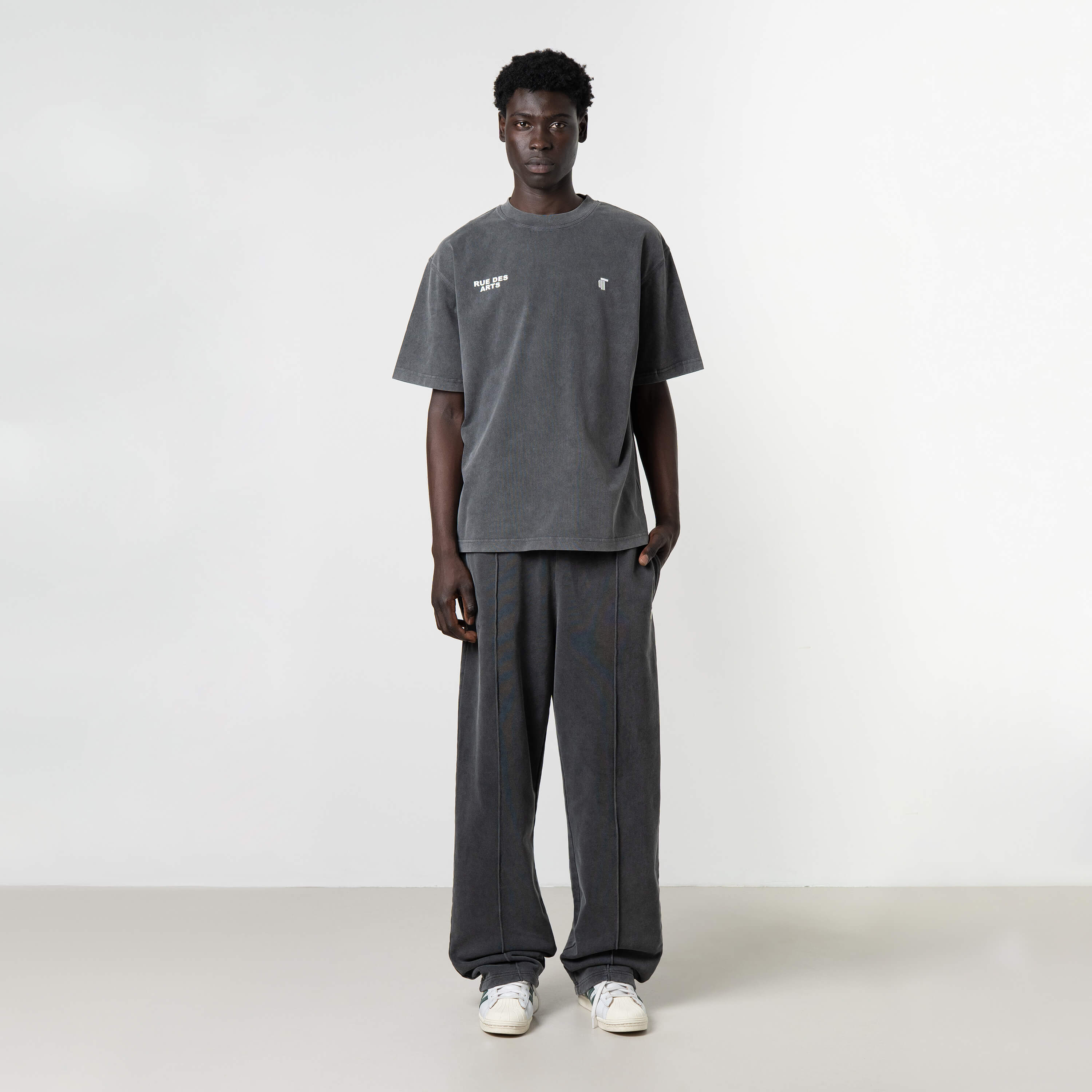 Model is 189 cm, 74kg, and wears size M