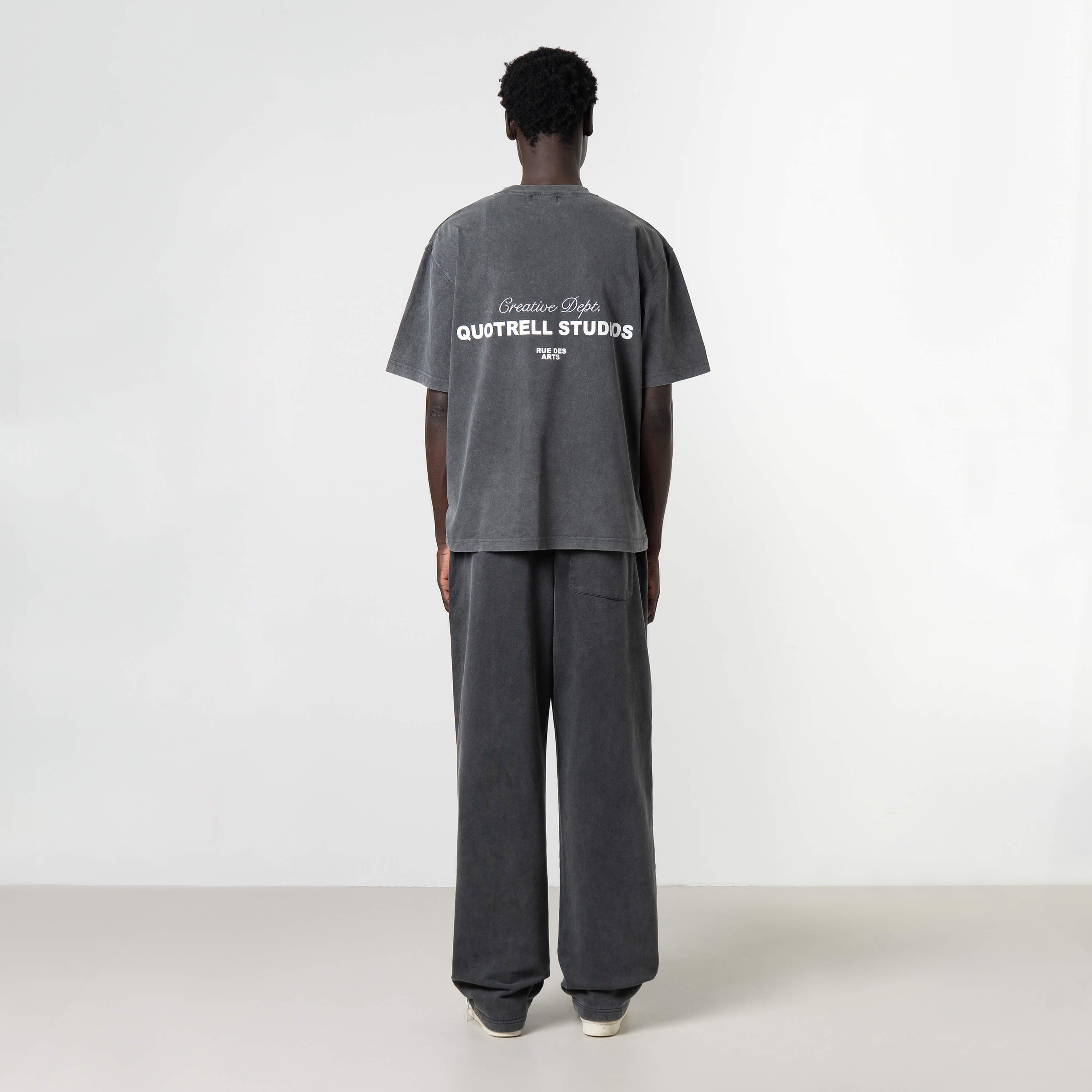 Model is 189 cm, 74kg, and wears size M