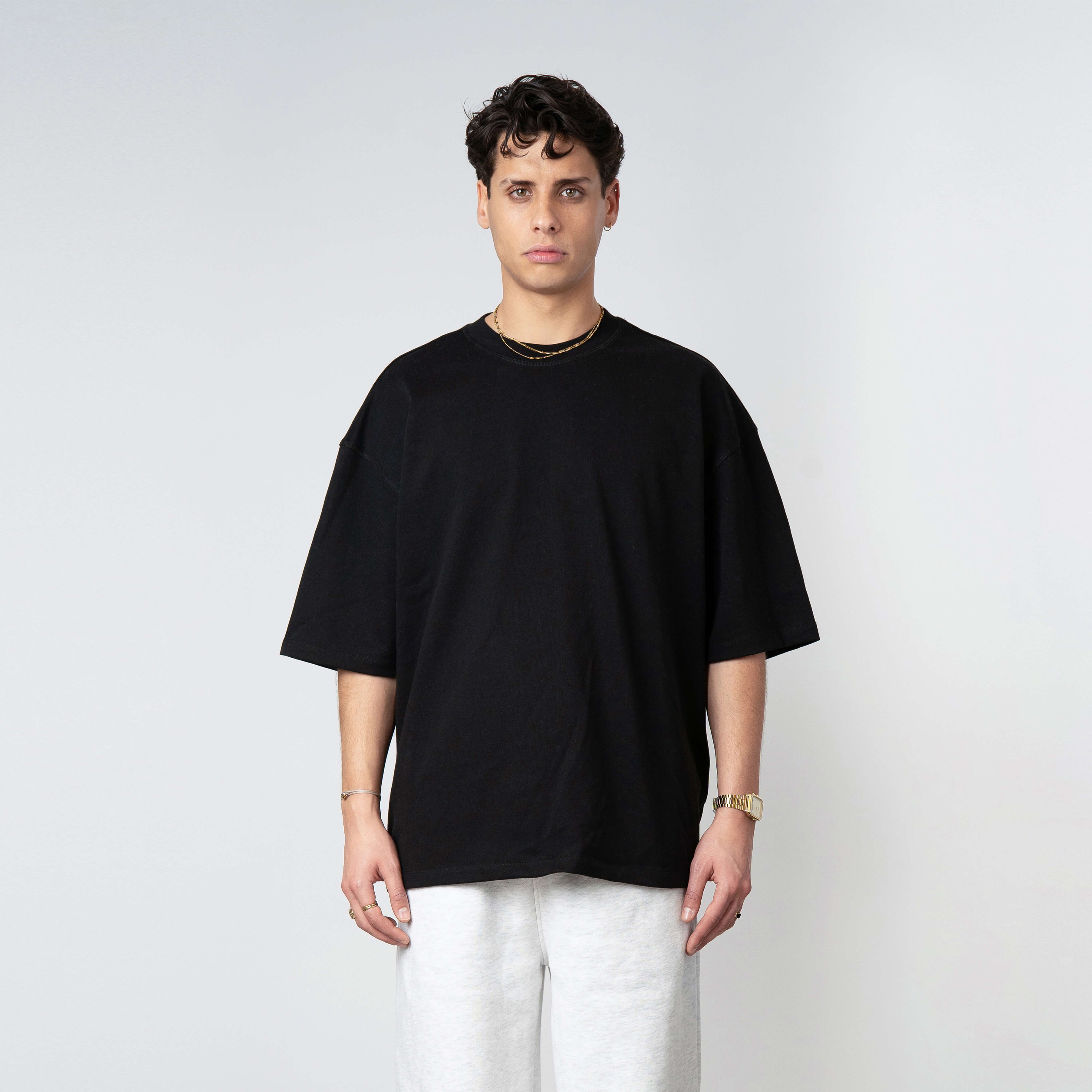 Model is 179 cm, 71 kg, and wears size M
