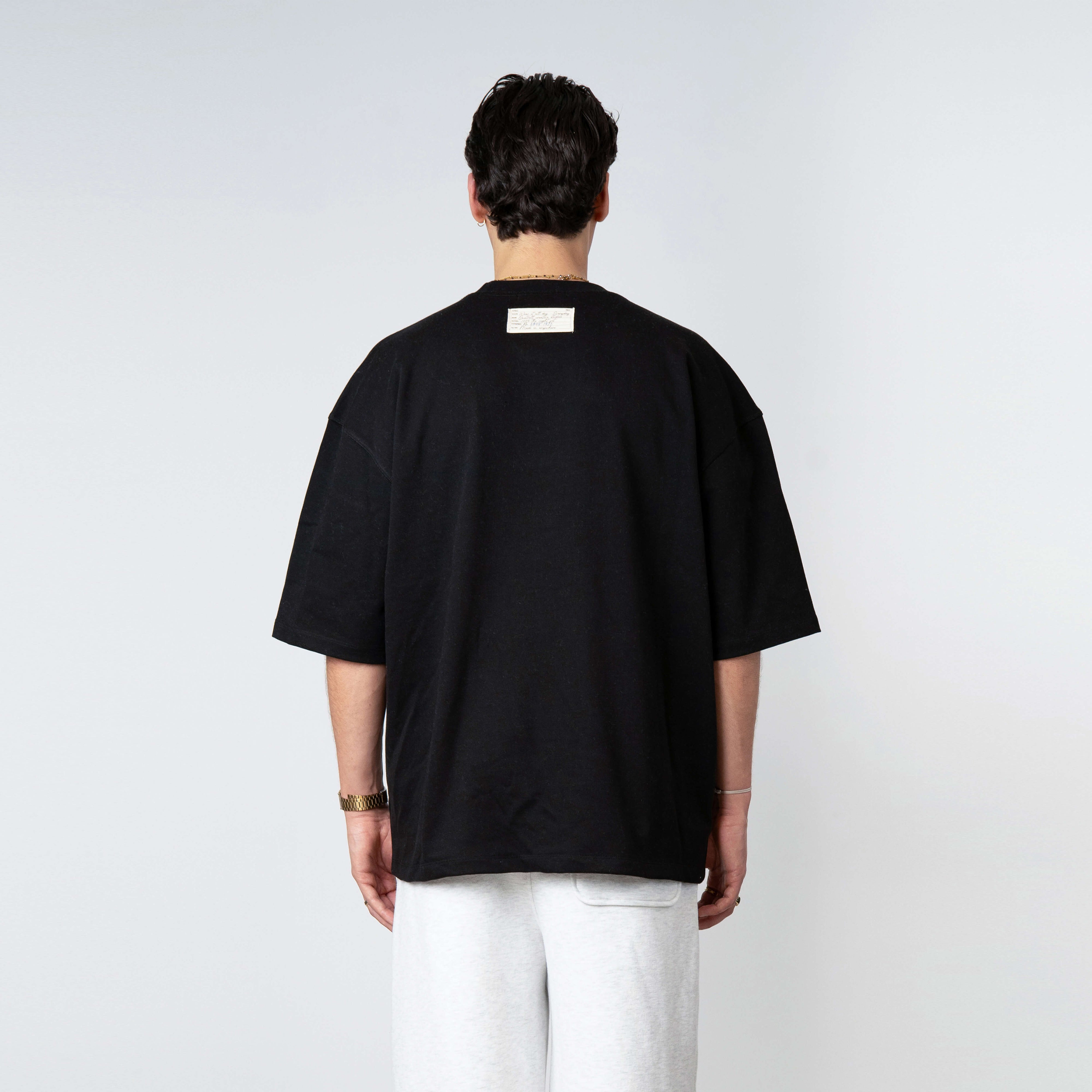 Model is 179 cm, 71 kg, and wears size M
