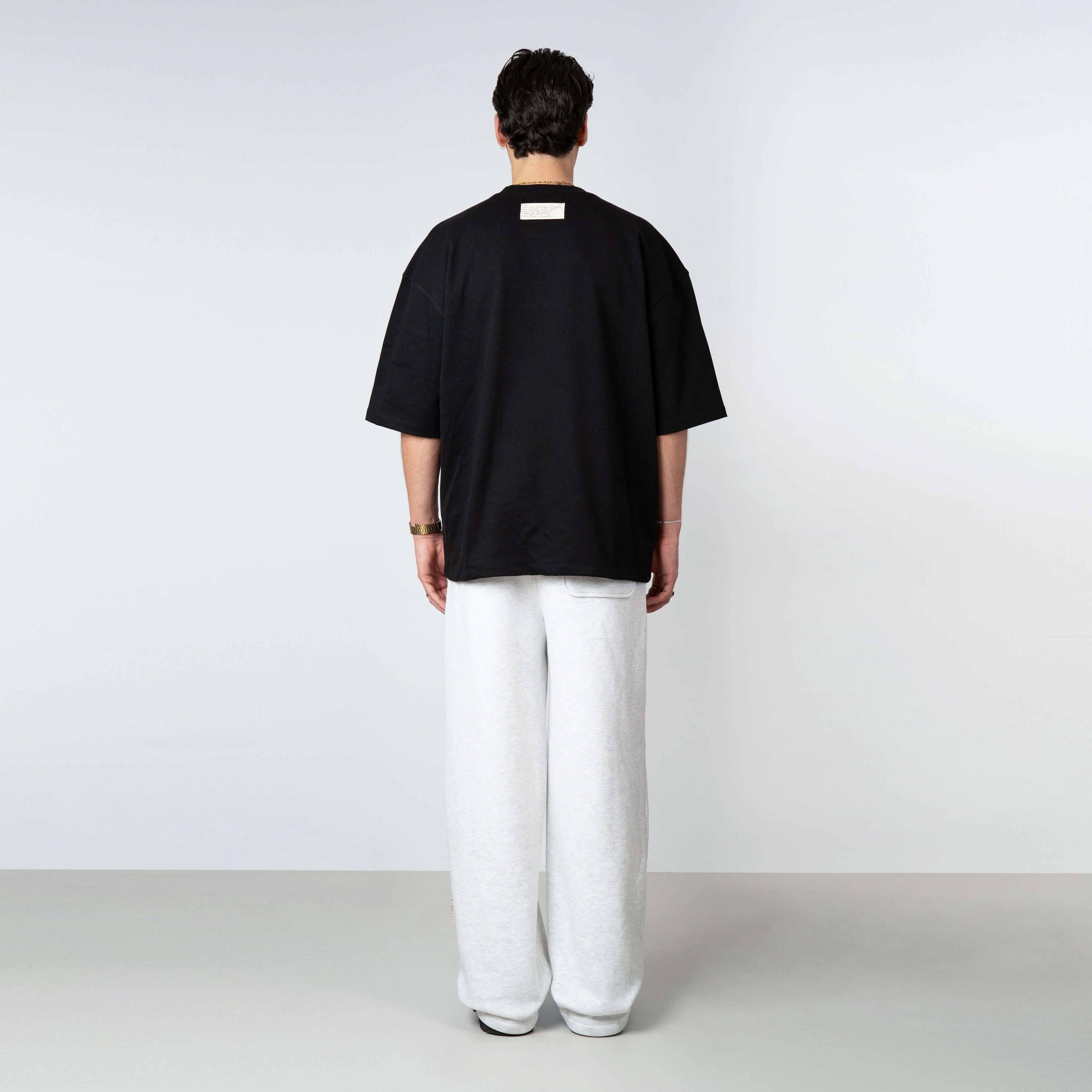 Model is 179 cm, 71 kg, and wears size M
