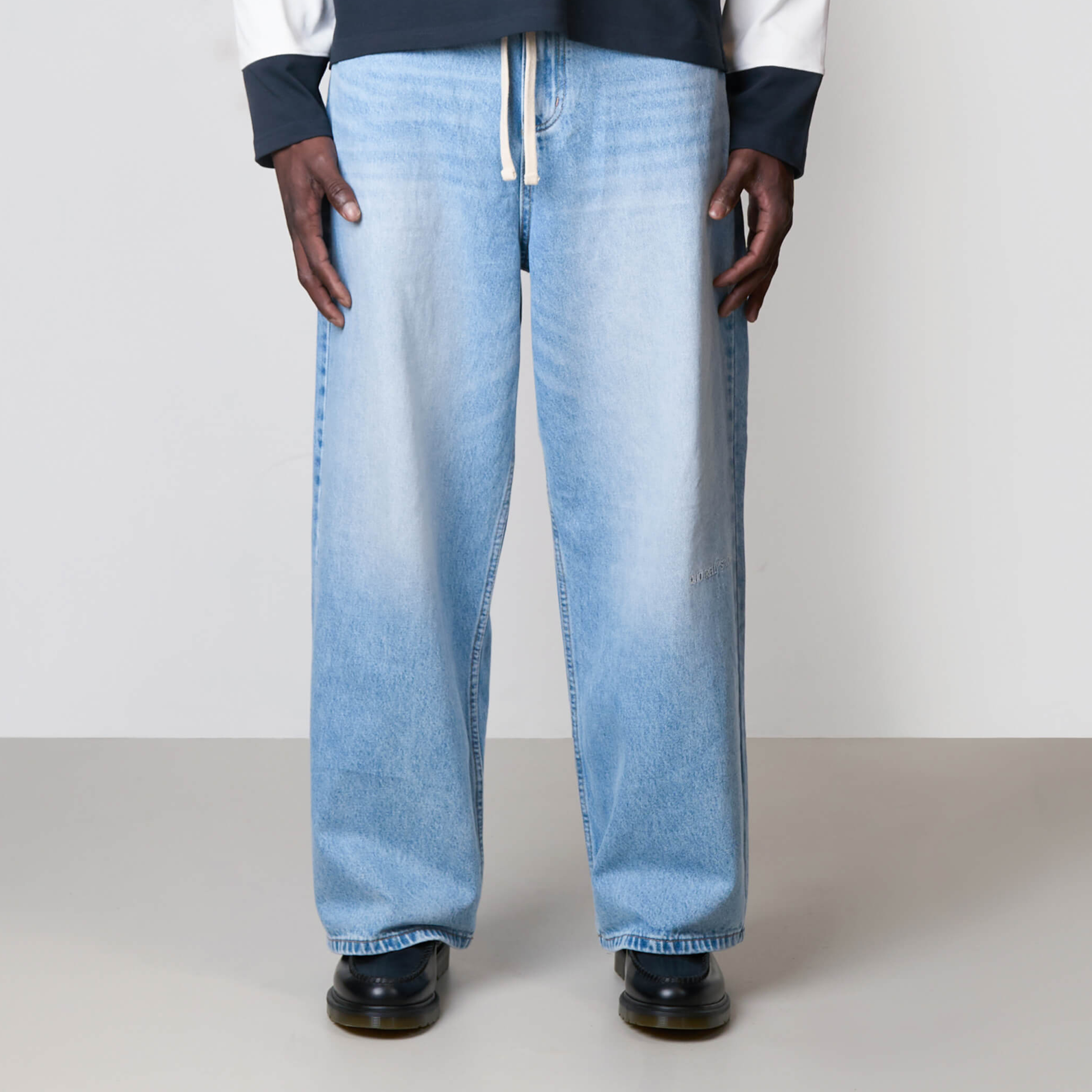 Model is 188 cm, 74 kg, and wears size L
